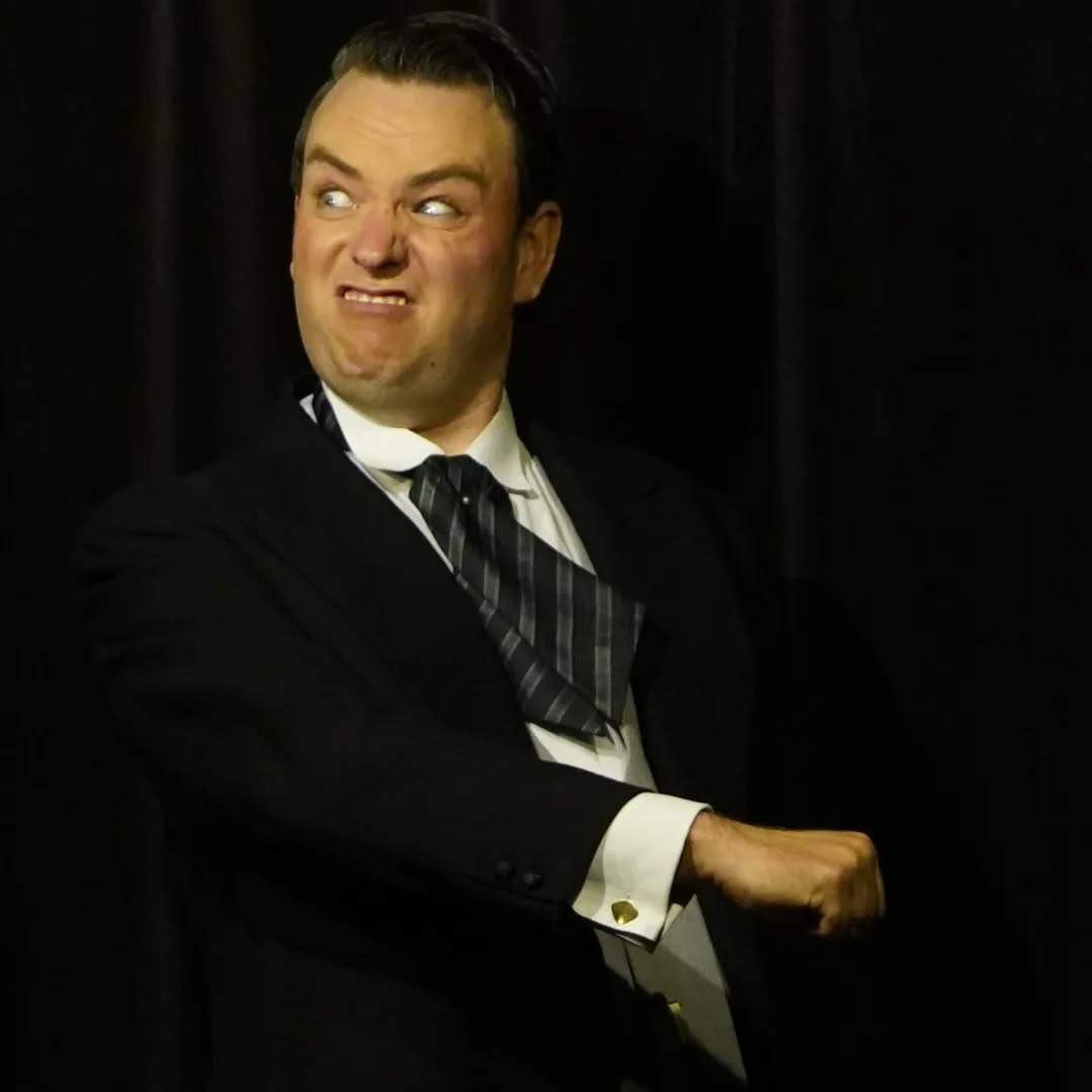 Kleiner persönlicher 2023 Jahresrückblick...
Doch wieder einiges passiert dieses Jahr!
Mit Süskinds "Kontrabass" ab und zu aufgetreten, ein paar Sprechersachen gemacht, ein neues Instrument - den Gumbass zugelegt, schöne Konzerte gesehen, viel gerabeitet und vor allem:
Mit dem Theater-GGG e.V. endlich mein erstes Stück "Der brave Theodor" aufgeführt. Sechs ausverkaufte Vorstellungen vor einem fantastischen Publikum!
Sonst noch mit dem Schreiben an neuen Stücken und Skripten begonnen und wieder bisschen Musik gemacht, auch wieder live mit meiner Schwester Lisa. Achja, mit Roger Moore auf dem Rücken durch München zu radeln war wunderschön.
Beste Konzerte: Two Steps From Hell/ Team Scheiße/ Deine Lakaien
Bestes Album: A Grateful Decline in Moral - Kim Dracula
Beste Serie: Neue Geschichten vom Pumuckl
LG und guten Rutsch in 2024 euch allen!
Und alles gute zum Geburtstag nachträglich an euch alle.
LG mofliz