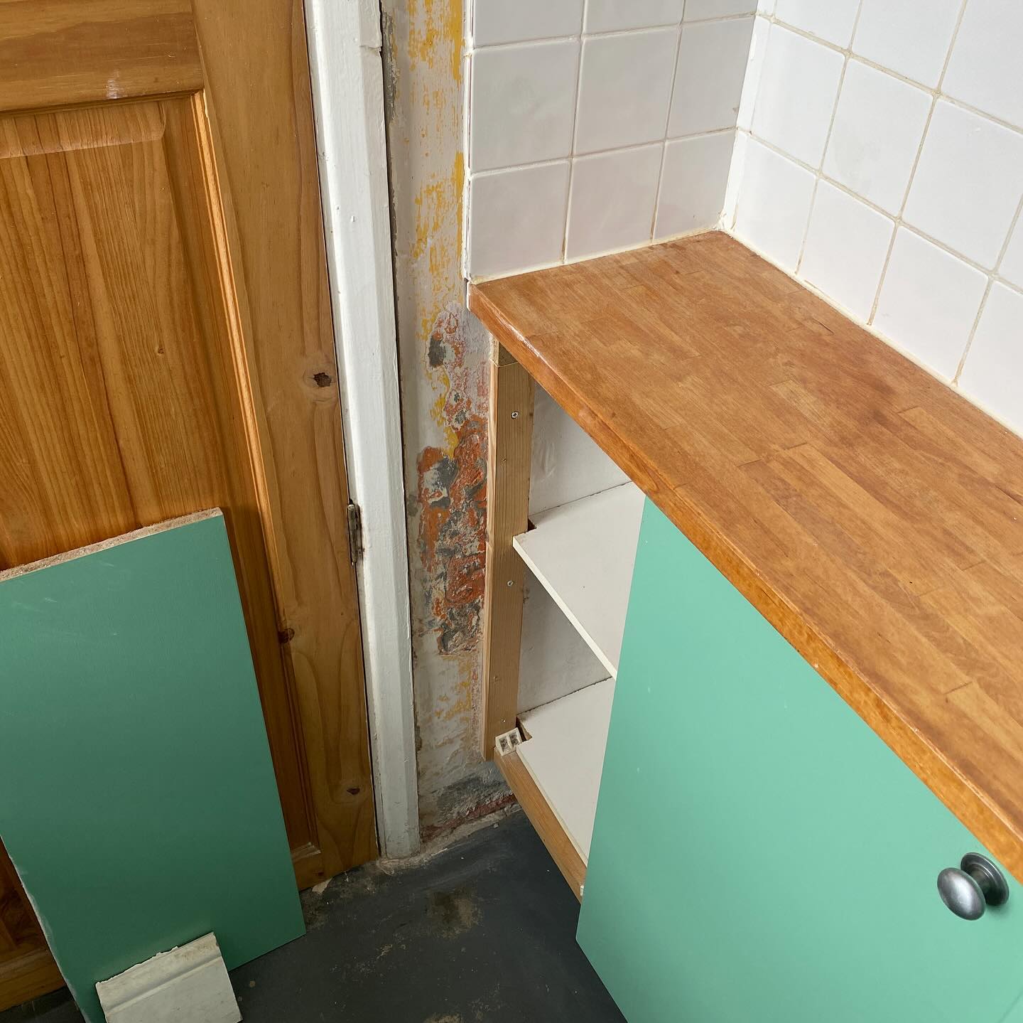 Customer in Hove had a terrible damp problem on the walls in the kitchen and no cabinet kick-boards.
After a couple of coats of damp proofing, filling, sanding, priming then painting we finally got there. 6 months on… still looking good.
#kickboard #kitchenkickboard #kitchenpaint #repaintkitchen #damp #dampwalls #thehovehandyman #hovehandyman #brightonhandyman