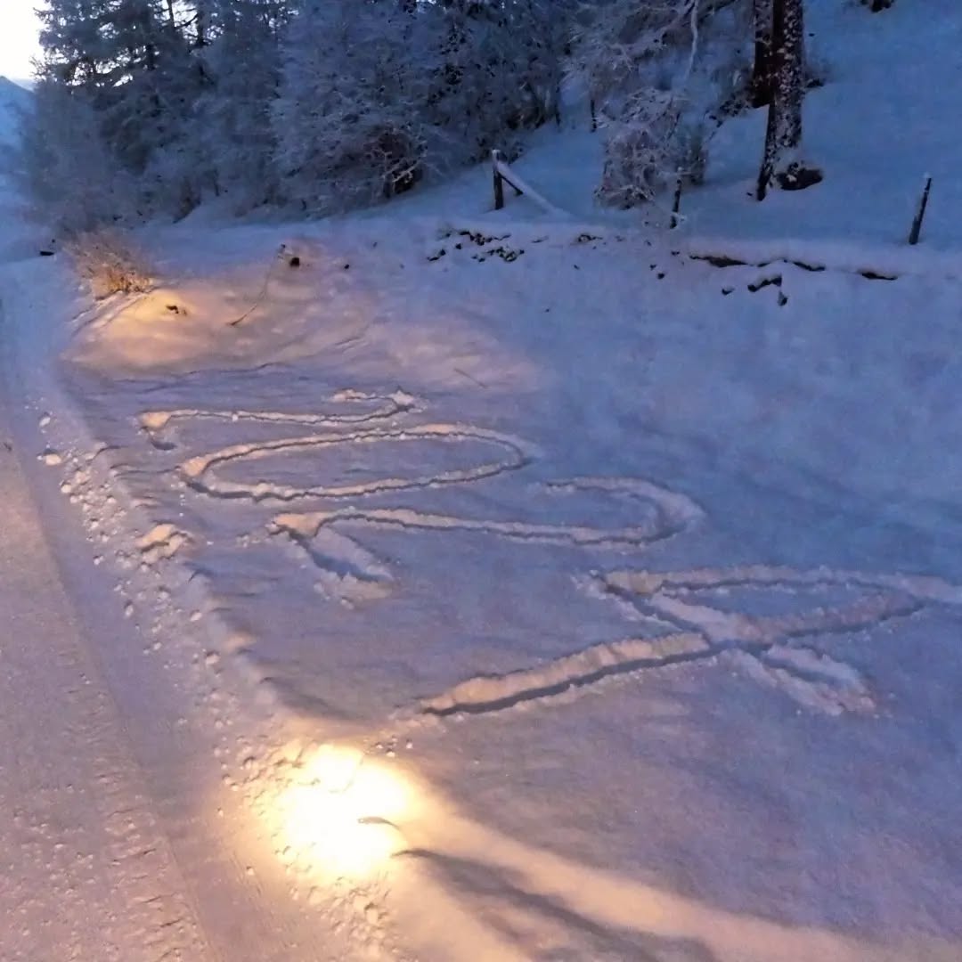 Die UTS wünscht allen ein gutes, gesundes und glückliches neues Jahr. 🍀
Die Schlittelpiste und Winterwanderwege sind frisch gepfadet, das Eisfeld vom Schnee befreit. Dem Schneespass in Stierva steht nichts im Wege. 🛷🎿⛸
Angraztg fitg denen, die das möglich machen.
Fotos: @raspung
Jahreszahltreterin: @balena_cun_peil
Danke!
#uts
#uniunturisticastierva #stierva #schlittelbahn #eisfeld #schneespass