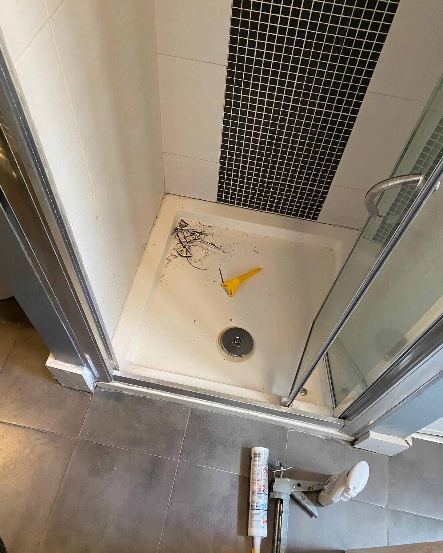 Another day, another re-sealed shower 🚿
Ahhhh, that looks better 🙌
#seal #bathroomsealant #showerseal #showersealant #thehovehandyman #hovehandyman #brightonhandyman #handyman