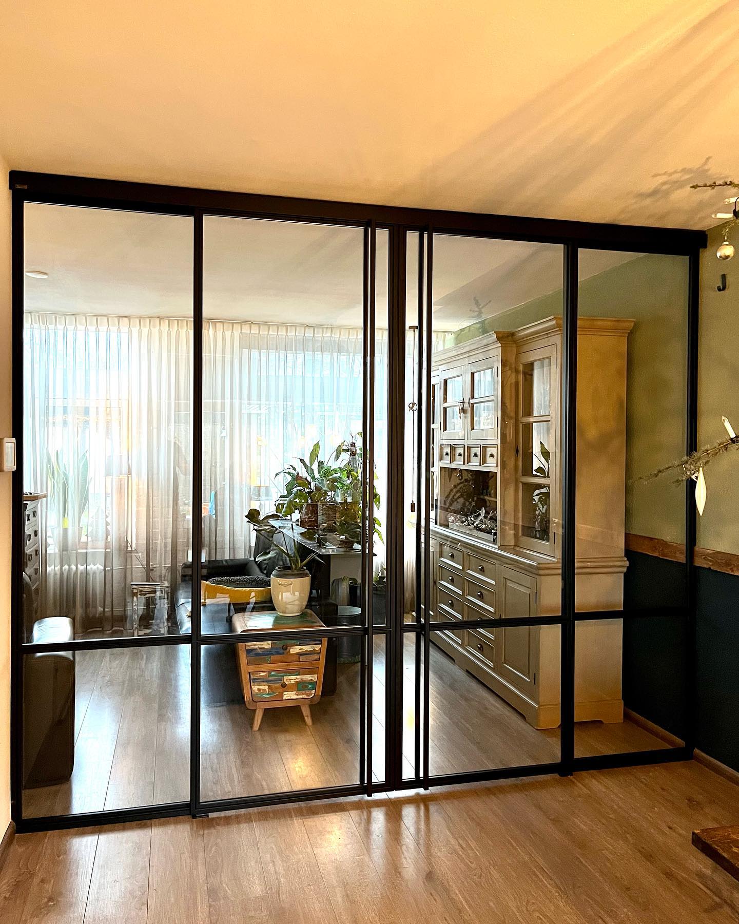 Dubbele schuifdeuren geplaatst met zijlichten.
Prachtig als afscheiding tussen 2 gedeeltes in de kamer!💫
#stalenbinnendeuren #stalendeuren #stalenschuifdeur #vanstaal #softclose #glass #houtenvloer #veiligheidsglas #renovatie #design #interior #woonkamerinspiratie #inspiratie #top #maatwerk #almelo #twente #wesselssteelworks