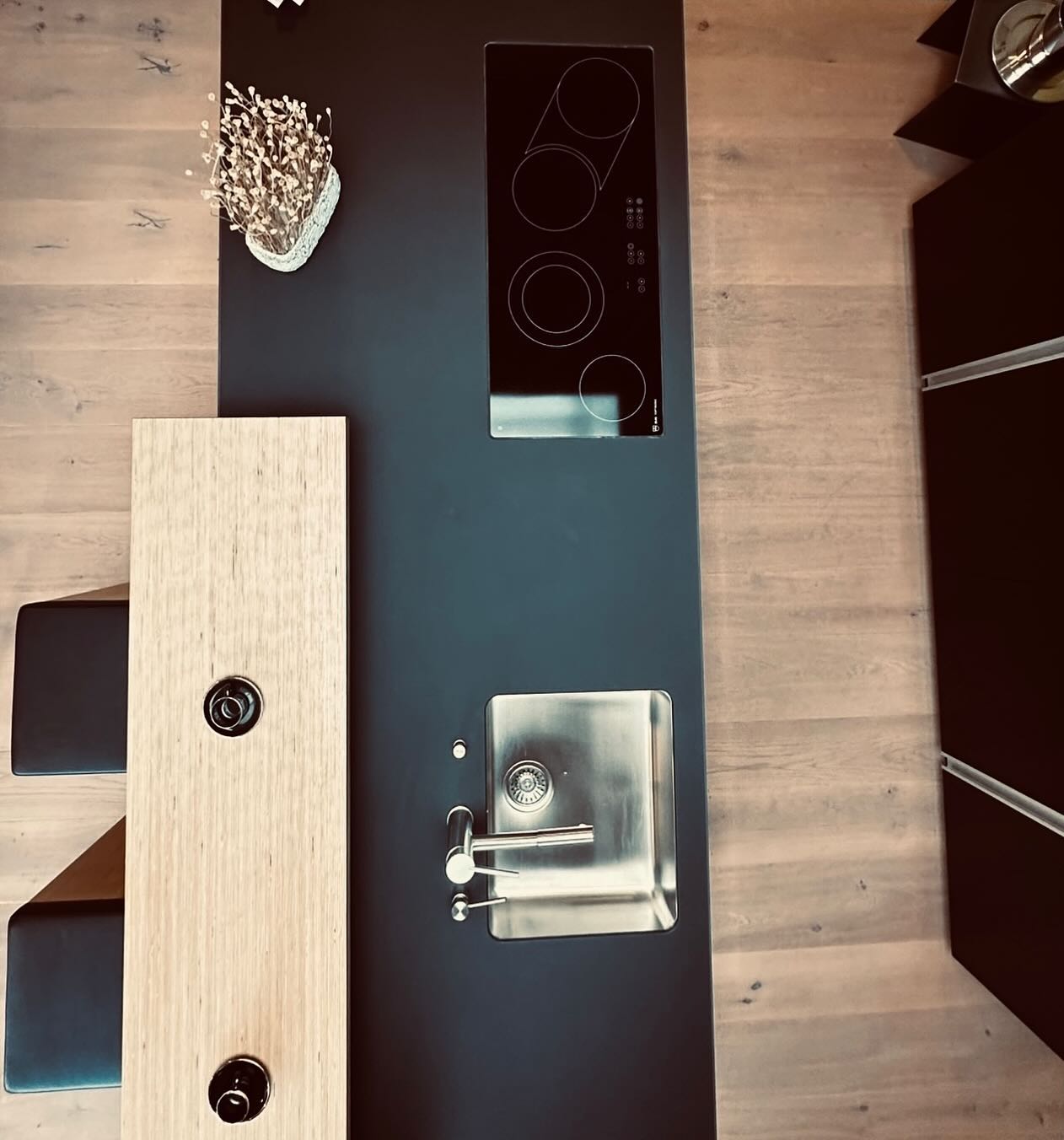 Entdecken Sie handwerkliche Perfektion und zeitlose Eleganz - Ihre Traumküche wartet. ✨🪵🍴 #dieschreinerihremacher #interior #holz #küchenbau #marschallinnenausbauag