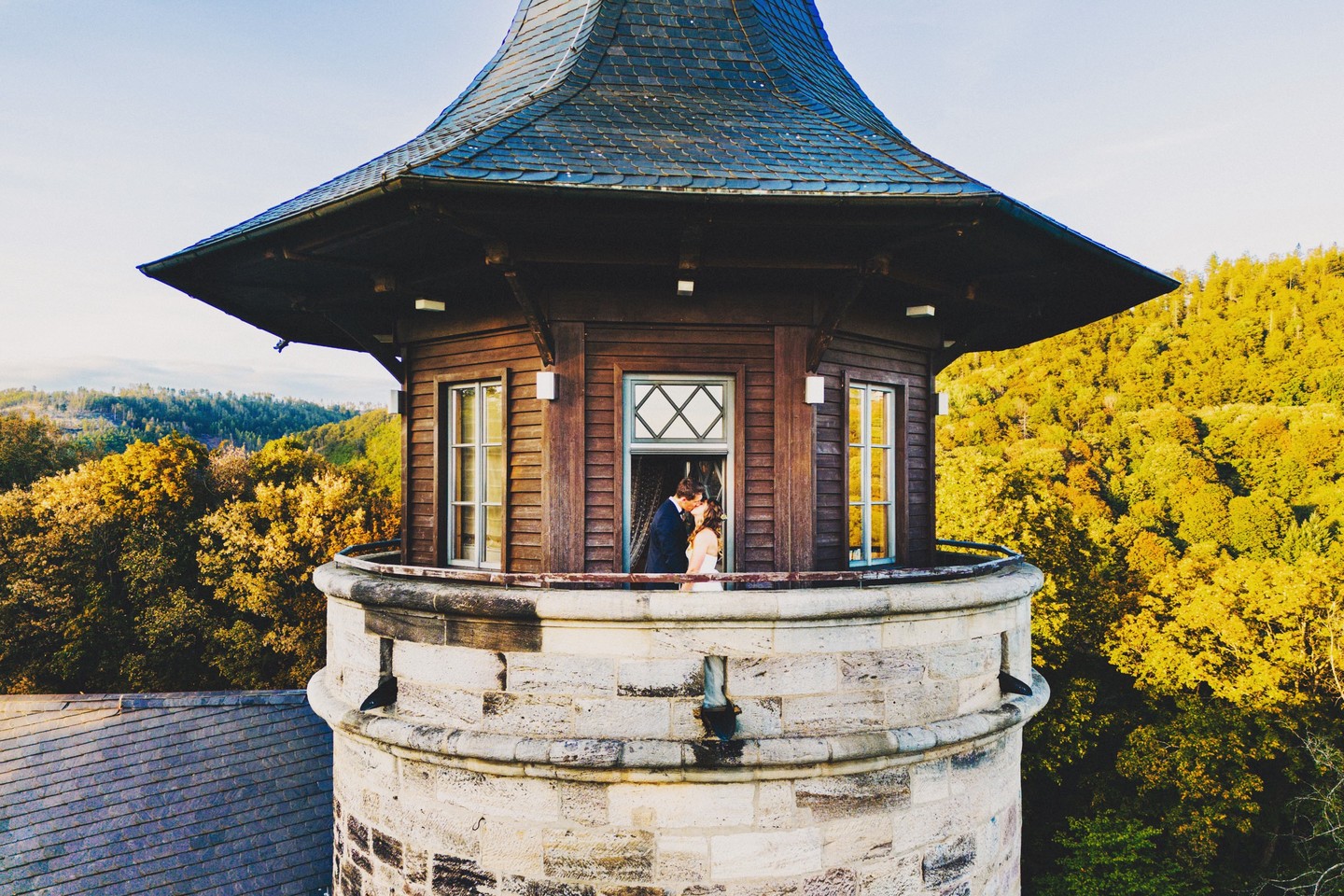 Hochzeit von Jaime & Fabian.. Eine wunderschöne, extrem stimmungsvolle US/Deutsche Hochzeit im thüringischen Sonneberg..
#hochzeitsfotos #hochzeitsfotograf #hochzeitsreportage #weddingpics #weddingphotography #brautpaar #brautkleid #lookslikefilm #drohnenfotografie #hochzeitsfotoswürzburg
#hochzeitsfotografwürzburg #hochzeitsfotosfrankfurt #storytelling #storytellingphotography #burgsonneberg