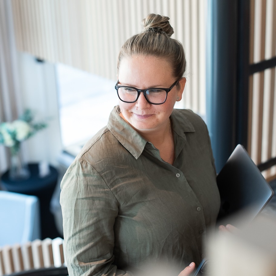 Kliver in i 2024 och firar 8 år som egenföretagare! 🙌🏼
Har valt ordet tillväxt för året.
Har stora mål att öka omsättning och få företaget att växa iår.
Ska bli väldigt spännande att se vad som väntar.
Numera är fokus på branding och jag brinner verkligen för att skapa visuella identiteter som berättar historier och förverkligar drömmar.
Men min företagsresa började för 8 år sen som bröllopskoordinator.
Kände ganska snabbt att detta inte var rätt väg att gå för mig och jag skolade om mig till virtuell assistent. Och sen förra året är det ett nytt fokus på branding.
Det är just detta som är en anledning till att jag driver eget, för att kunna välja själv vad jag vill göra och vill jag skifta lite fokus och tjänster är det bara att göra det.
Så nytt år och nya tag. 👊🏼
#företagare #företagande #egenföretagare #egetföretag #egetföretagande #soloföretagare #drivaeget #drivaföretag #branding #brandidentity #branddesign #branddesigner #grafiskdesign #grafiskdesigner #varumärke #varumärkesbyggande #varumärkesdesign #solopreneur #soloprenör