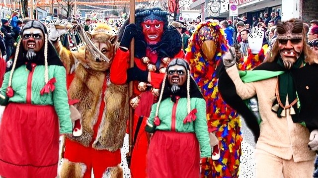 🎉 FASNETSNEWS 🎉
Am 6. Januar 2024 geht's los! Die Narrenzunft Schonach und unsere Freunde aus Triberg starten erstmalig gemeinsam die Fasnet! 🤡🎊
Da wir aus terminlichen Gründen nicht am diesjährigen Narrentreffen in Nußbach dabei sein können, haben wir die Ehre, die Triberger Fasnet zusammen in Nußbach zu eröffnen! 🌟 Narren der Raumschaft, seid bereit für dieses einmalige Spektakel! 💪🎭
📆 WANN: 6. Januar 2024
🕠 TREFFPUNKT: 17:30 Uhr am Sportplatz in Nußbach
🚗 ANREISE: Privat, lasst uns gemeinsam hinfahren und die Fasnet zum Beben bringen! 🚗
Lasst uns gemeinsam eine unvergessliche Zeit erleben und die Triberger Fasnet gebührend einläuten! 🥳💃 #Fasnet #Schonach #Triberg #Narrenzunft #GemeinsamFeiern #Narri #Fasnet