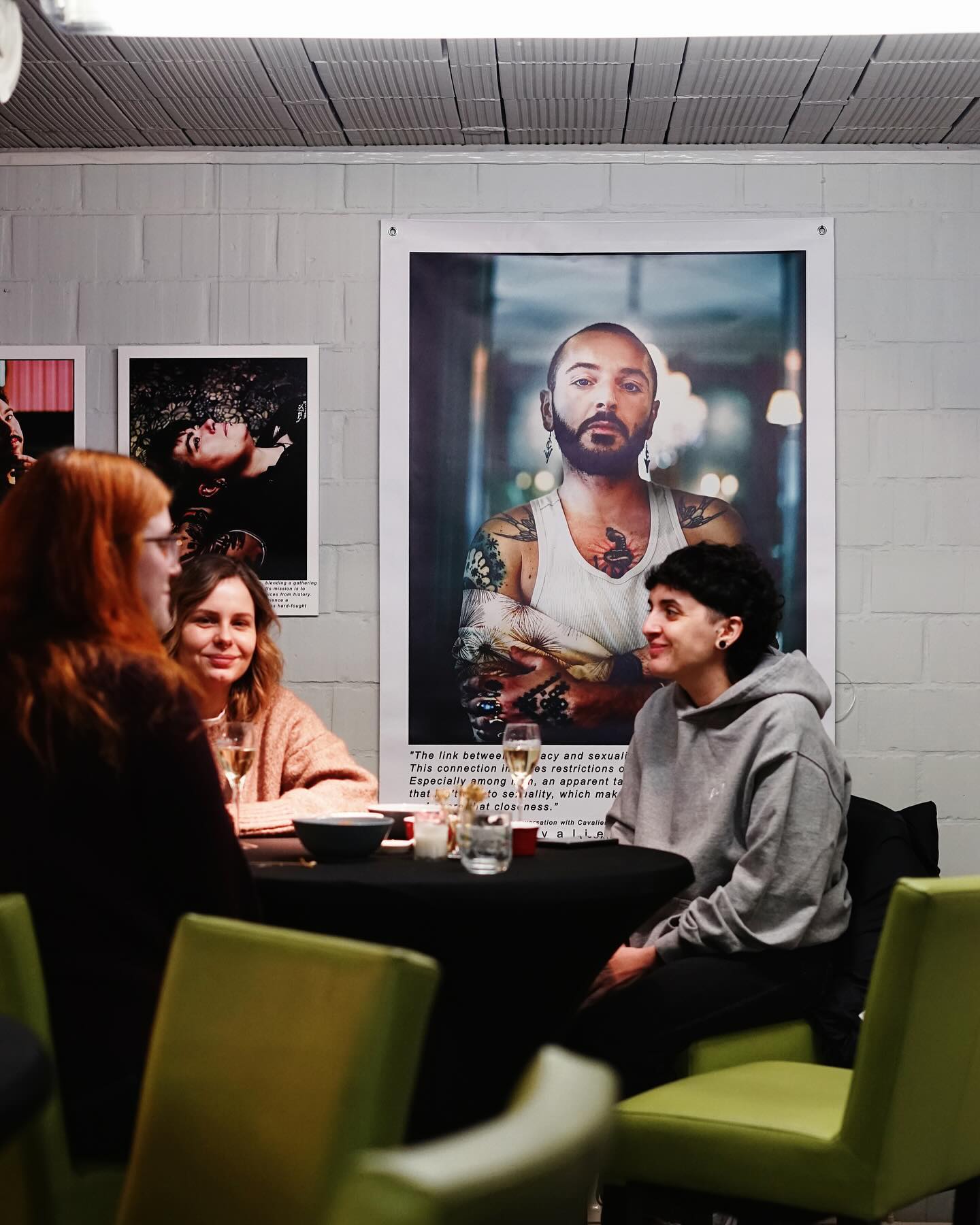 Gisteren vierde we het 10 jarig bestaan van @ertusseninlimburg en @derozebink met de opening van een nieuwe Cavalier Queer tentoonstelling in @regenbooghuis_limburg nog zeker de hele maand, misschien zelfs 2. Een hele dikke proficiat @leopold261 @billenmarleen en Francine en wat een fantastisch leuk feest was me dat!!
Vid 6 met @flemdebelisa @timchoin @stephanieclaeys @strongest_ix @alexi_beton @joellejanssens.photography @saman.nakhat acoolfrenchgirl en meer.
#loveislove #10jaar #ertussenin #derozebink #tentoonstelling