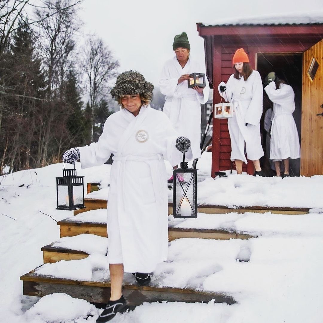 • @recre_are Så glad att kunna meddela att vi i vinter erbjuder rekreationsmagi tillsammans med @yogawithfia vid Åresjön ❄🧖♀️🔥
I en dynamisk duo välkomnar vi er till en tretimmars-hyllning och boost till kroppens cirkulära system genom yoga, kallbad, bastu och Hamam-ritual.
Ritualen inleds med andning och yoga med Fia för att komma närmare kropp och sinne. Därefter badar vi i isvaken efter en metoden inspirerad av Wim Hof @iceman_hof.
Efter kallbadet kliver vi in i bastun där Malin guidar igenom basturitualen Jämtländskt Hamam. Ekologiska produkter från norrland i kombination med traditionella Hamam-inslag ger er en sinnesfrisk vedeldad basturitual med fantastisk utsikt över Åresjön 🔥🙌
Aktiviteten utförs i slutna sällskap från 4 till max 9 personer och bokas för tre timmar. Vederkvickelse och mjuka kroppar utlovas! 🧖♀️
Mer info och bokning på hemsidan:
www.recreare.se
📸 @baconbeide: Christoffer Beidegårdh
#sauna #kallbad #yoga #hamam #jämtland #åre #rekreation #vederkvickelse #vedeldadbastu #bastumeddopp #bastumedutsikt #åre2022