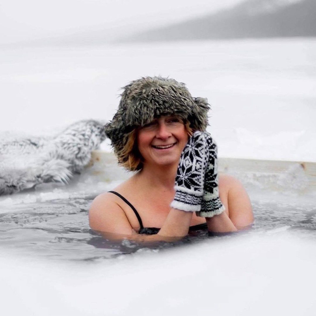 @visitare_com När vattentemperaturen sjunkit under 10 grader, hösten sakta övergår i vinter och vattnet till slut fryser till is, då bjuder naturen in till upplevelser för både kropp och sinne. I Åre kommun finns många platser att kallbada på och redan nu är det dags att börja förbereda dig för upplevelsen.
Vi frågade Fia Aunsmo @yogawithfia , yogalärare, vildmarksguide och erfaren kallbaderska, om hur du bäst förbereder dig om du aldrig förut kallbadat.
Här kommer Fias lista:
❄️ Börja vänja dig i duschen genom att avsluta med att vrida över till kallt 10 sekunder
❄️Ha kontroll över andningen, långa djupa andetag
❄️Öka succesivt, 10 sekunder åt gången, pressa dig aldrig, kanske räcker 5 sekunder i början
❄️När du hittat lugnet i kallduschen så är det dags att flytta ut.
❄️Leta reda på en mysig sjö i närheten.
❄️Klä dig i kläder som är lätta att ta på och av, gärna i ull som värmer.
❄️Ta med något att stå på, gärna i ull eller ett liggunderlag.
❄️Handskar till händerna och badskor är extra skönt.
❄️Ta med en termos med något varmt att dricka efteråt.
❄️Gå ner i vattnet långsamt, var noga med att fortsätta andas lugnt.
❄️Stanna vid höftdjupt och sänk ner till axlarna, men doppa inte händerna.
❄️Forcera inget utan hitta lugnet och andningen
❄️Rörelse är viktigt både före och efter badet
Tips! Fråga gärna din läkare först om du är osäker på om du har några fysiska besvär som kan påverkas av att du kallbadar.
📸 @yogawithfia #årekommun #turistinformation #kallbad #aktiviteter #snartvinter