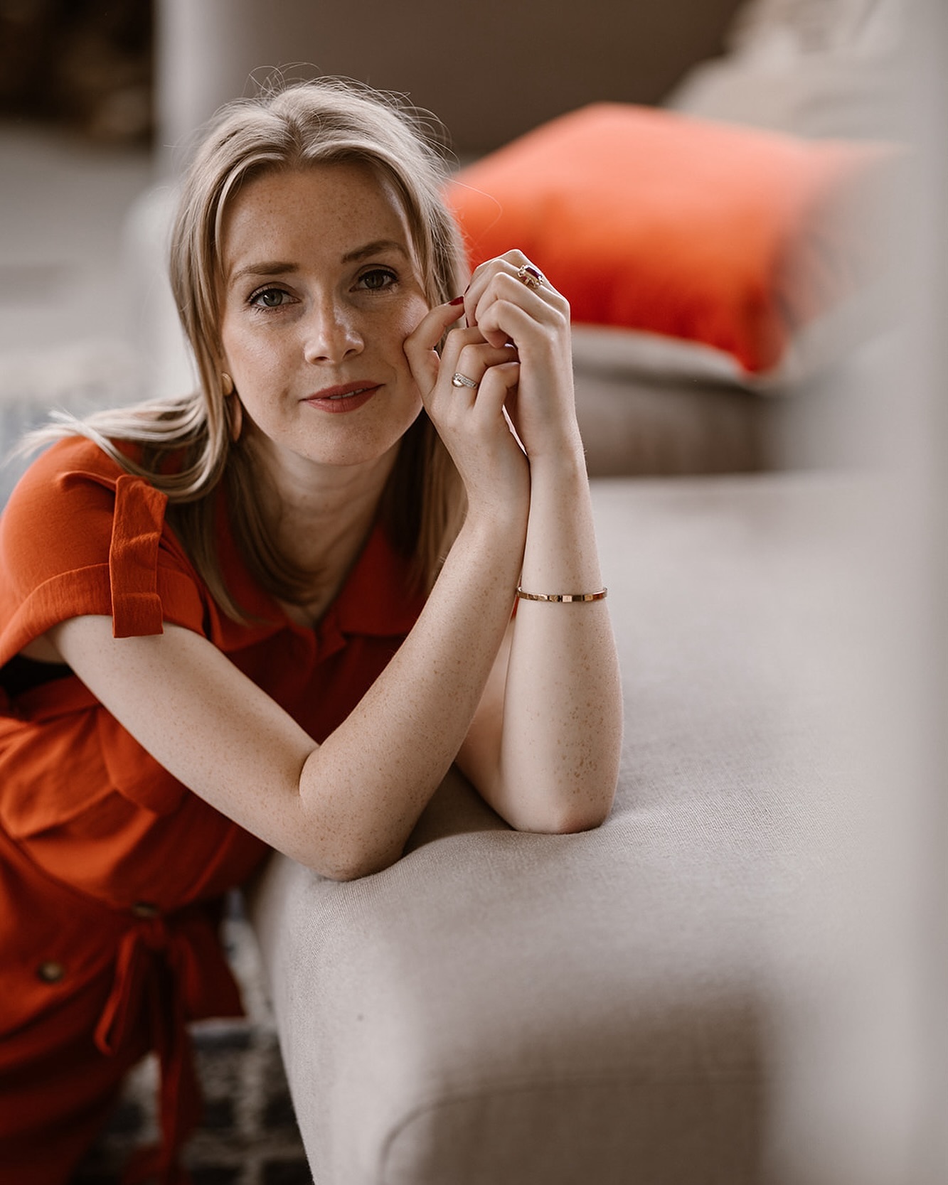 NEW YEAR // ๐งก๐ฉท
Nee hoor: geen ๐ฏ๐ฆ๐ธ ๐บ๐ฆ๐ข๐ณ, ๐ฏ๐ฆ๐ธ ๐ฎ๐ฆ clichรฉ bericht. Maar mijn eerste post van het jaar wil ik wel wijden aan een kleine ๐๐ฆ๐ต ๐ต๐ฐ ๐ฌ๐ฏ๐ฐ๐ธ ๐ฎ๐ฆ:
๐งก 29 jaar, maar ik wordt altijd veel jonger geschat. (We zullen maar zeggen dat dit een voordeel is voor later)
๐ฉท ik ben echt een avond mens. Vroeg opstaan vind ik vreselijk. Maar als ik eenmaal wakker ben sta ik ook meteen โaanโ
๐งก vroeger wilde ik zangeres of musical-ster worden. Ik stond altijd te zingen en dansen in de woonkamer of op mijn bed. Ik had me bijna ingeschreven op het conservatorium
๐ฉท ik ben een enthousiast persoon. In alles wat ik doe. Ik zie dit als een van mijn sterke punten, maar kan ook een valkuil zijn omdat ik tรฉveel leuk vind en overal ja op zeg
๐งก ik heb een chips en sushi verslaving. En heb een hekel aan geitenkaas, rucola en koriander
๐ฉท verliefd op mijn kat Lilly en een fobie voor kikkers
๐งก nutteloos feitje: ik kan niet met mijn vingers knippen. En sinds mijn kaakoperatie kan ik ook niet meer fluiten
๐ฉท het liefst zou ik de wereld over reizen, maar dan zou ik mijn vrienden en familie te veel missen. Wel heb ik 4 maanden in Nieuw-Zeeland gewoond tijdens mijn stage. Dit was echt een van de hoogtepunten uit mijn leven en hier is mijn liefde voor fotografie begonnen
๐งก ik heb mijzelf benoemd tot ultieme levensgenieter. Ik kan enorm genieten van kleine simpele dingen. Zoals de geur van vers gemaaid gras, het geluid van regen dat tegen het raam tikt of mooie zonsondergangen
๐ฉท al bijna 6 jaar samen met de liefste @pello_pizza Sinds een aantal maanden zijn wij beiden fulltime ondernemer en ik vind het zo ontzettend tof dat wij dit avontuur samen aangaan
Waarom ik dit allemaal met jou deel? Omdat ik het belangrijk vind dat jij een fotograaf kiest op basis van die persoonlijke klik. Dat je een goed gevoel bij me hebt en dat ik geen vreemde voor je ben als wij gaan shooten
Fijn weekend!
๐ธ foto: @bymirtephotography
.
.
.
#gettoknowme #facebehindthebrand #facebehindthebusiness #facebehindthecamera #lifestylephotographer #businessphotographer #weddingphotographer #trouwfotograaf #lifestylefotograaf #fotograafzuidlimburg #fotograaflimburg #aboutme #abouttheartist