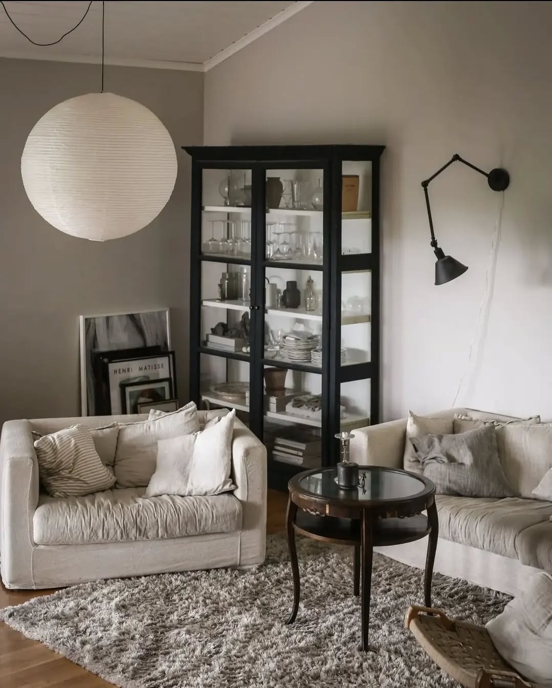 Get the look of @viktoriaholmgren living room with our black vitrinskåp/display available for pickup.
For more information , send us a PM
#vitrinskåp #vardagsrumsinspo #inredningstips #interir4all #interiør #Umeå #skellefteå #piteå