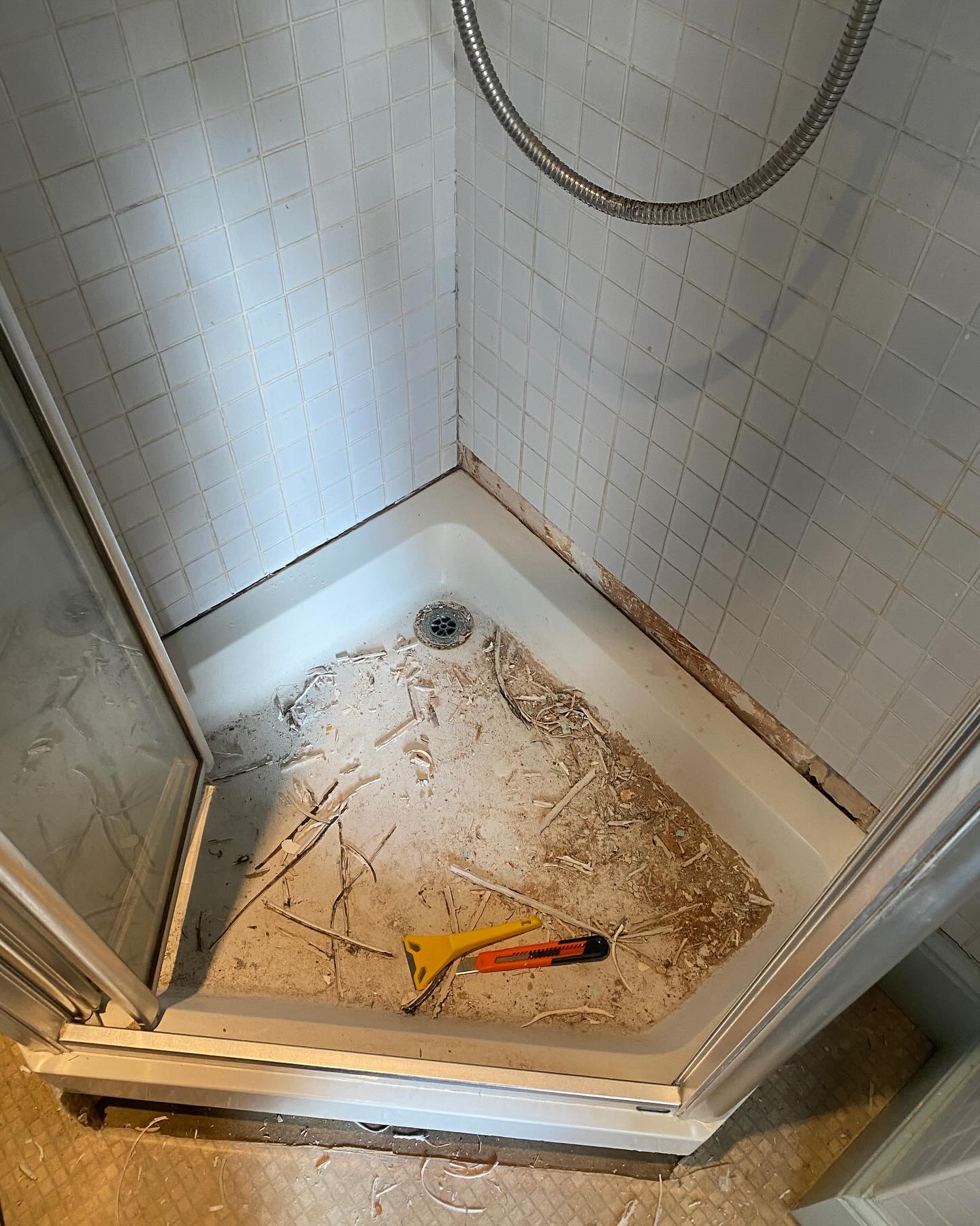 This shower unit hadn’t been used in a flat share in Hove for some years as it was leaking.
I was called in to see if there was anything I could do 🪄✨🚿
After re-tiling the bottom section and re-sealing it was water tight again. It was then a case of using tile grout cleaner to bring back the white of the grouting. I also replaced the shower head and cord.
#showermakeover #bathroommakeover #shower #showersealant #retiling #bathroomtiling #bathroomsealant #thehovehandyman #handymanhove #brightonhandyman #handyman