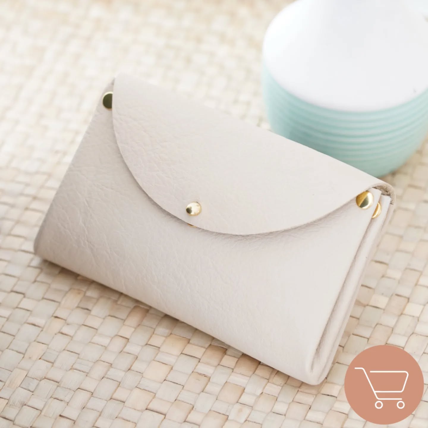 𝘜𝘗𝘊𝘠𝘊𝘓𝘐𝘕𝘎 𝘐 𝘝𝘐𝘕𝘛𝘈𝘎𝘌𝘓𝘌𝘋𝘌𝘙 𝘐 𝘖𝘙𝘐𝘎𝘈𝘔𝘐
Unsere schönen Geldbörsen aus Vintage-Leder sind wieder vorrätig🥳
In den schönen Lederfarben Creme oder Schwarz in Origami-Art mit drei Fächern für Karten, Münzen und Scheinen.
Schau mal in unserem Shop für Upcycling & Design vorbei.
Es warten tolle und nachhaltige Produkte auf dich:
www.jk-redesign.de
.
.
.
#upcyclingleder #ledersofa #origamiart #vintageleder #upcyclingshop #jkredesignmanufaktur #vintageliebe #nachhaltigesleder #lederdesign #nachhaltigeprodukte