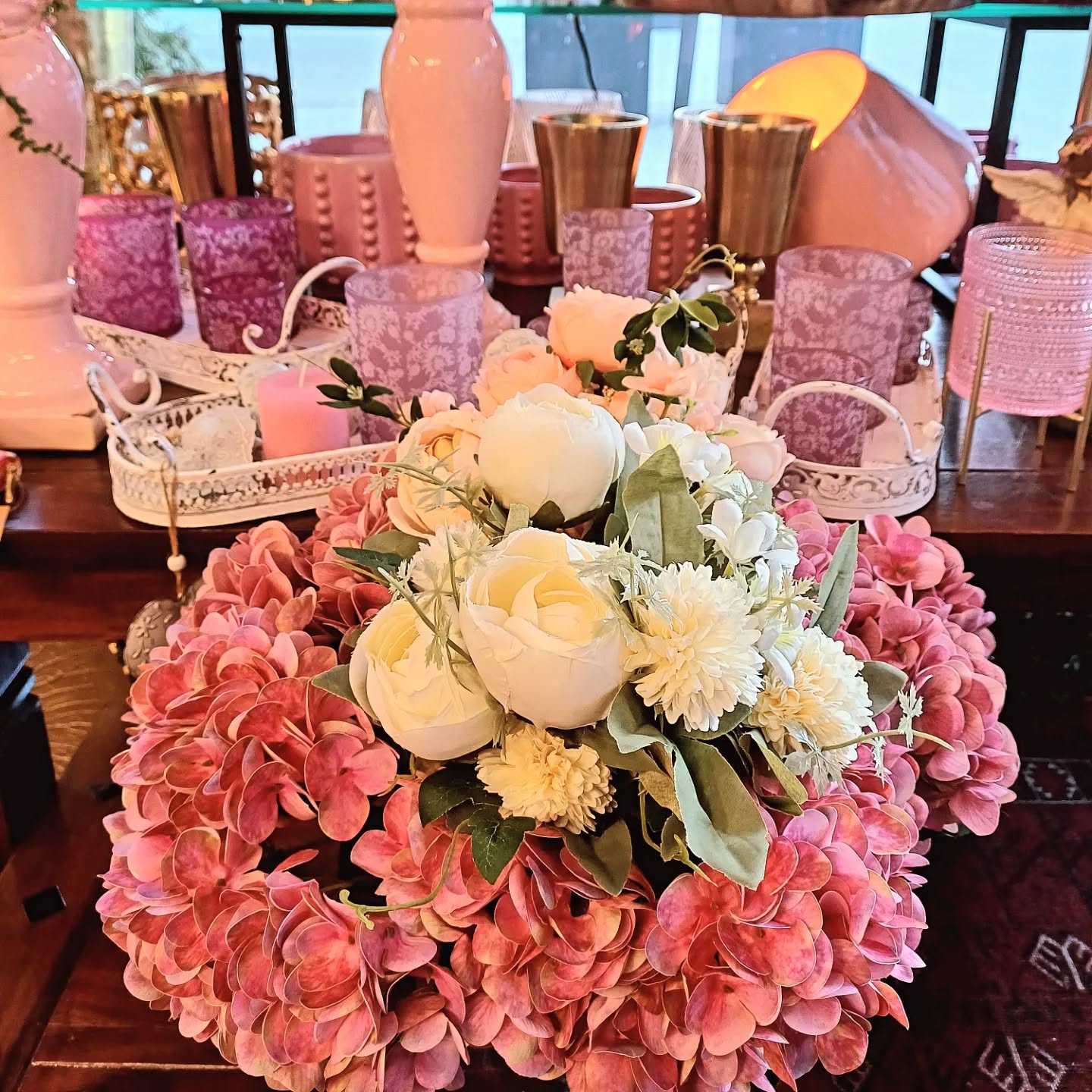 Träumchen in rosa 💕🌸
#cityblumehdh #liebe zum detail
#rosa#vintage#deko
#windlicht#glas
#künstliche blumen