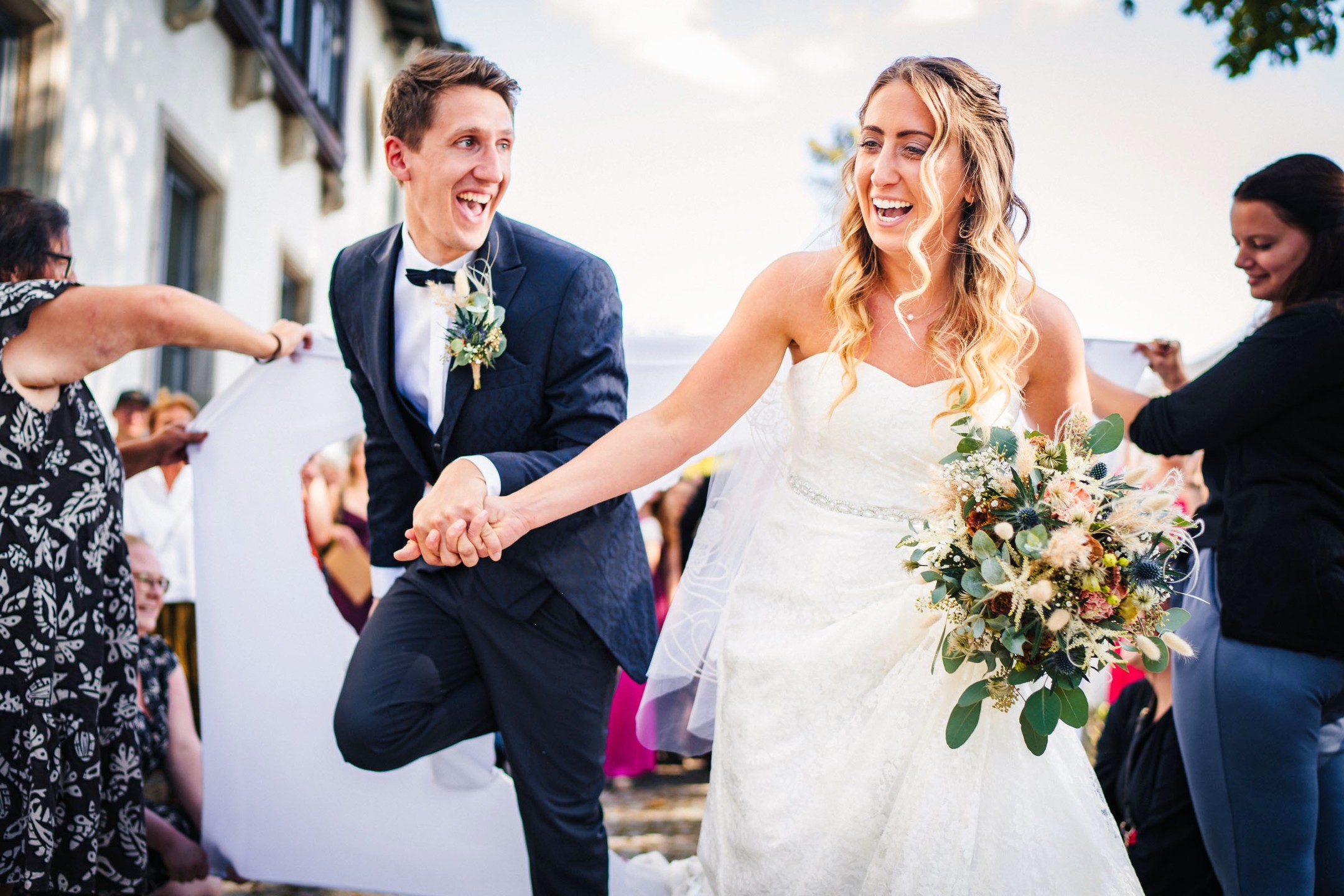 Hochzeit von Jaime & Fabian.. Eine wunderschöne, extrem stimmungsvolle US/Deutsche Hochzeit im thüringischen Sonneberg..
#hochzeitsfotos #hochzeitsfotograf #hochzeitsreportage #weddingpics #weddingphotography #brautpaar #brautkleid #lookslikefilm #hochzeitsfotoswürzburg
#hochzeitsfotografwürzburg #hochzeitsfotosfrankfurt #storytelling #storytellingphotography #burgsonneberg #makeup #sonneberg