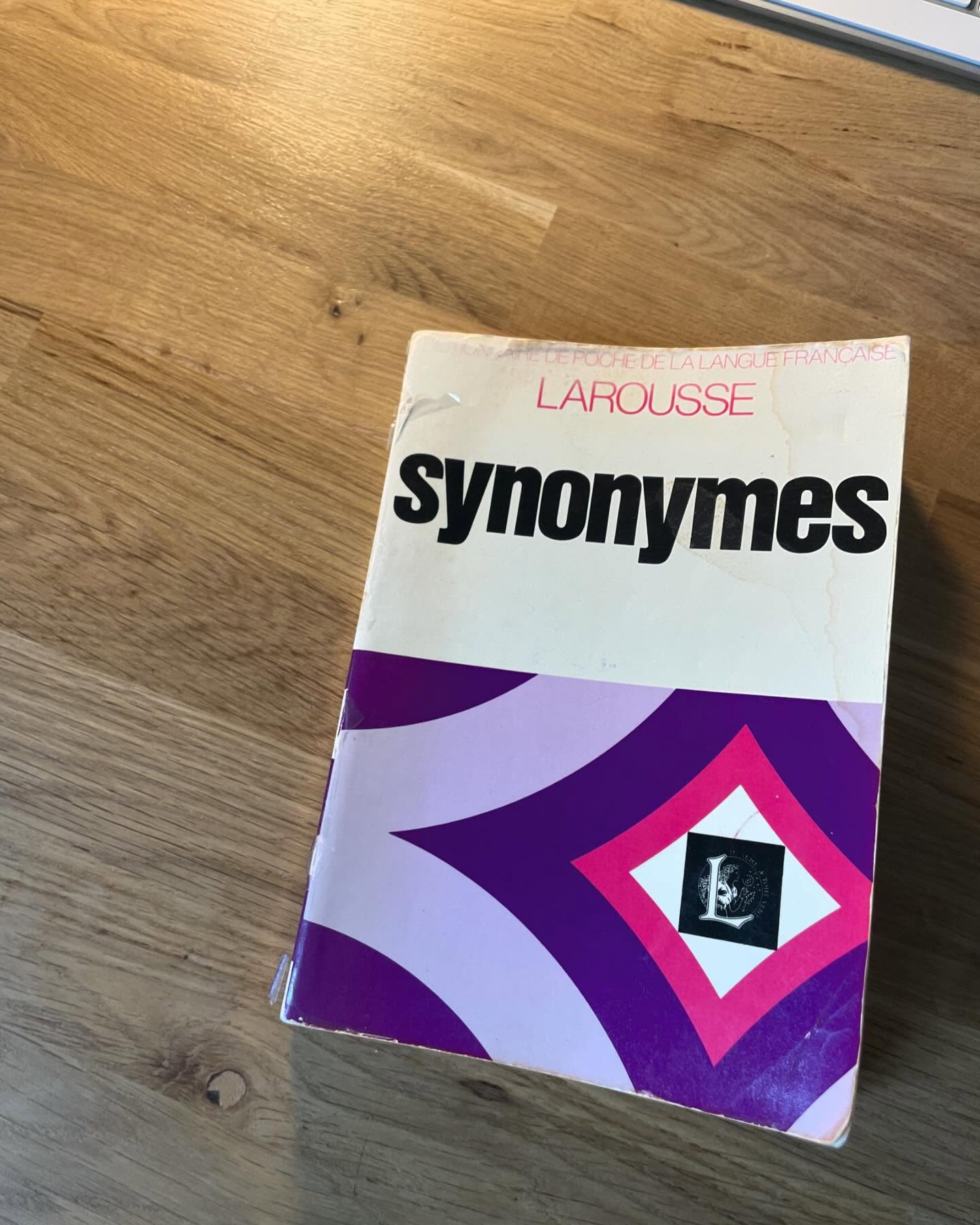 Feutré. Que j’aime ce mot.
Puissant et délicat, élégant et silencieux.
Il apprécie les journées en intérieur autant qu’il invite à marcher.
Je suis ravie d’être tombée sur lui dans mon petit rituel des synonymes lorsque je commence à travailler sur de nouvelles idées. Cette édition 1977, en plus de son design, ouvre toujours à de beaux moments de contemplation.
#synonymoftheday #lecture