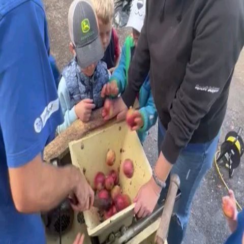 Mit frische Öpfel vom Baum hemmer hütt frische Öpfelsaft mit de Chind selber presst. Spezielli eigekreatione mit Eier zuebereitet und de wunderschöni Herbsttag im freie gnosse.🍂🍁☀️🍏