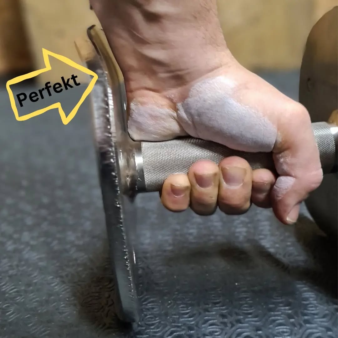 Die T4 ist perfekt an unsere Anatomie angepasst. Bei der Entwicklung haben wir den Knick des Powerlocksystems so gewählt, dass dieser mit der menschlichen Anatomie im Einklang ist. Wir haben bei der Entwicklung auf jeglichen Schnickschnack verzichtet und uns ausschließlich auf die wirklich wichtigen Werte einer Kurzhantel fokussiert. Das Gewicht und das Handling. Mein Vorbild für die Entwicklung der T4 ist die klassische Kompakthantel. Diese vereint alle Vorzüge einer Kurzhantel, aber alles hat seinen Preis, und das ist bei einer Kompakthantel der größte Nachteil. Diese werden bei höheren Gewichten sehr teuer, insbesondere wenn eine 2,5 kg Abstufung gewünscht ist. Die T4 bleibt bei jeder Beladung so kompakt wie möglich, da das Handling der Kurzhantel deutlich einfacher ist, wenn der Schwerpunkt zur Handmitte rückt, die Wichtigkeit dieses Feature wird dir aber erst bewusst wenn du mit höheren Gewichten trainieren kannst.
#kurzhantel #KraftTraining