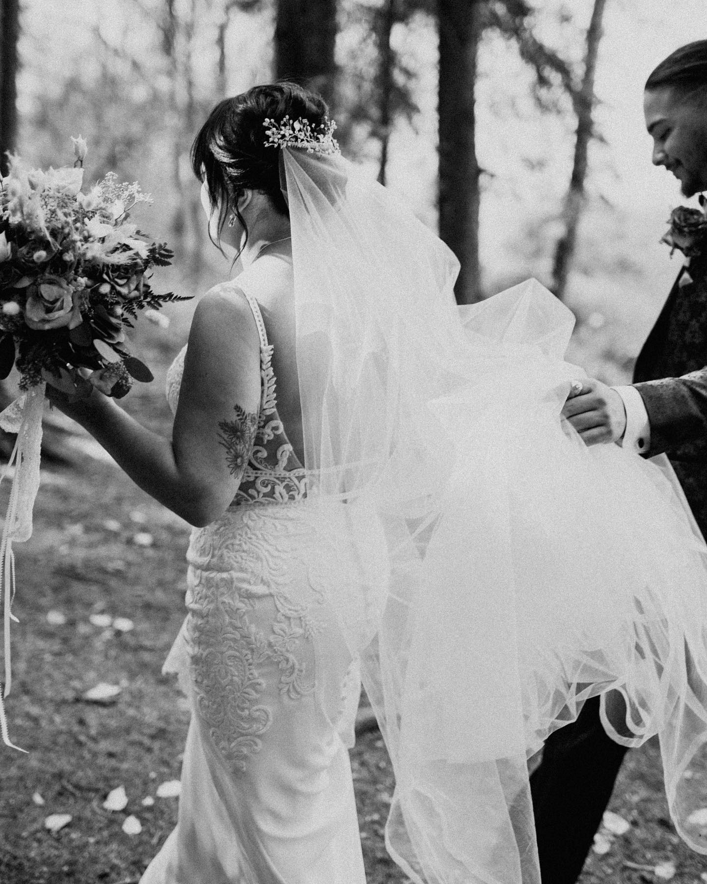 This imperfectly perfect in-between black and white sweet moment - all my favorites in one.
____
W/ @beccaschultzphoto
_____
#yegphotographer #albertaphotographer #leducphotographer #weddingandportraitphotographer #kanderphoto #yegweddingphotographer #yegcouples ##cochraneranchehouse #cochraneranchehousewedding #cochraneweddingphotographer #cochraneranchhouse leducweddingphotographer #yegweddingphotographer #albertaweddingphotographer #albertaportraitphotographer #edmontonweddingphotographer #explorepage #photographylovers #albertaweddings #loveanddevotion