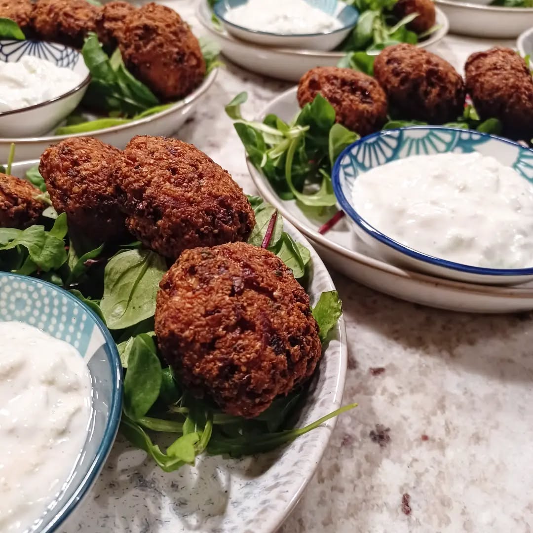 A few weeks of lovely guests already. I always forget to take any pictures of food. Here are some I remembered to take. I will try and take some more but I'm always more focussed on giving the food to my hungry skiers than taking any photos oops 🤭 here are some family friendly menu snaps.
#skiseason #chaletchef #chatel