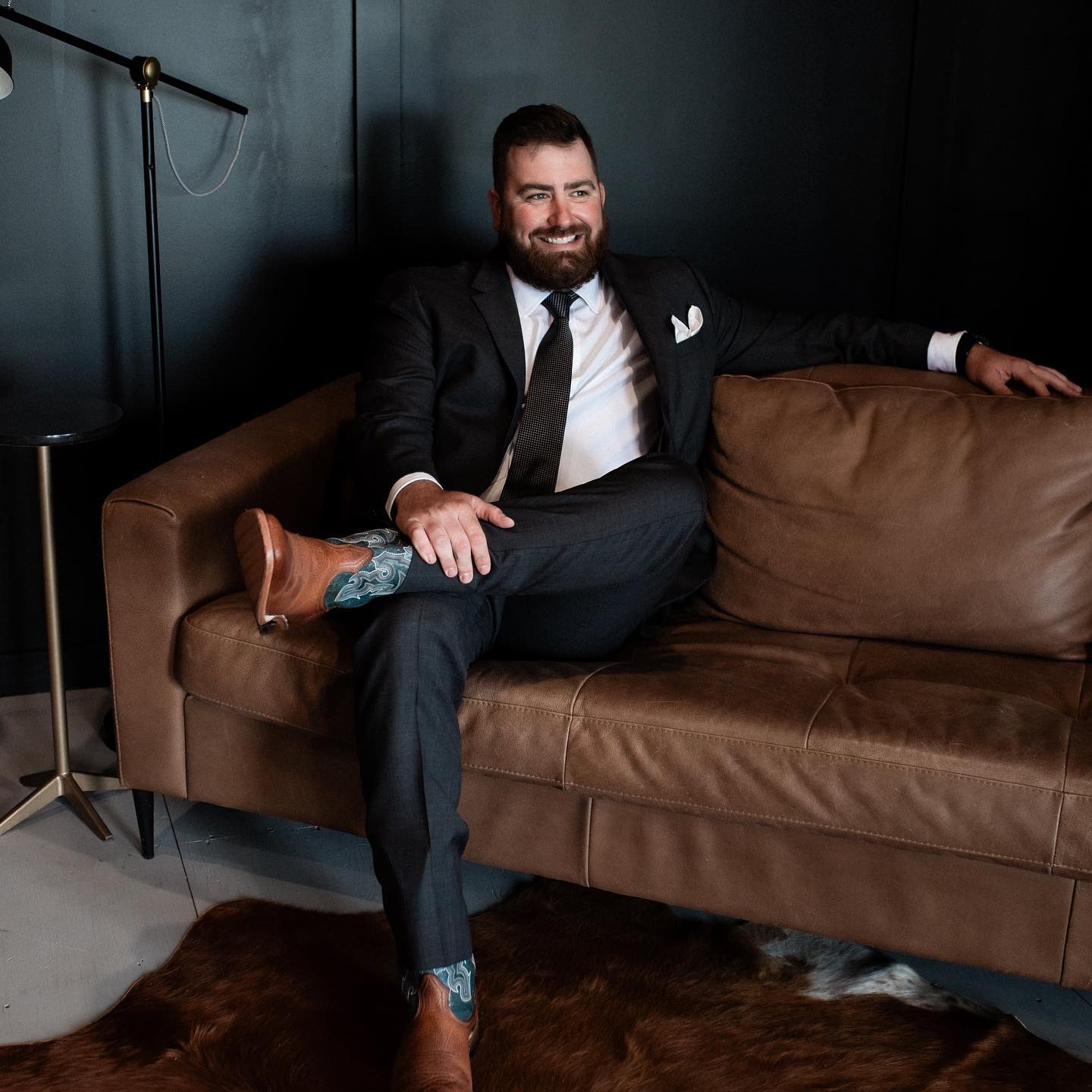 The Grooms Suite at Rivers Edge is *chefs kiss* for the final touches before saying I Do.
______
Taken while shooting with @oleajanes_photography
______
_____
#yegphotographer #albertaphotographer #leducphotographer #weddingandportraitphotographer #kanderphoto #yegweddingphotographer #yegcouples #riversedgedevon #RiversEdgeweddingvenue #devonweddingvenue #riversedge leducweddingphotographer #yegweddingphotographer #albertaweddingphotographer #albertaportraitphotographer #edmontonweddingphotographer #explorepage #photographylovers #albertaweddings #loveanddevotion