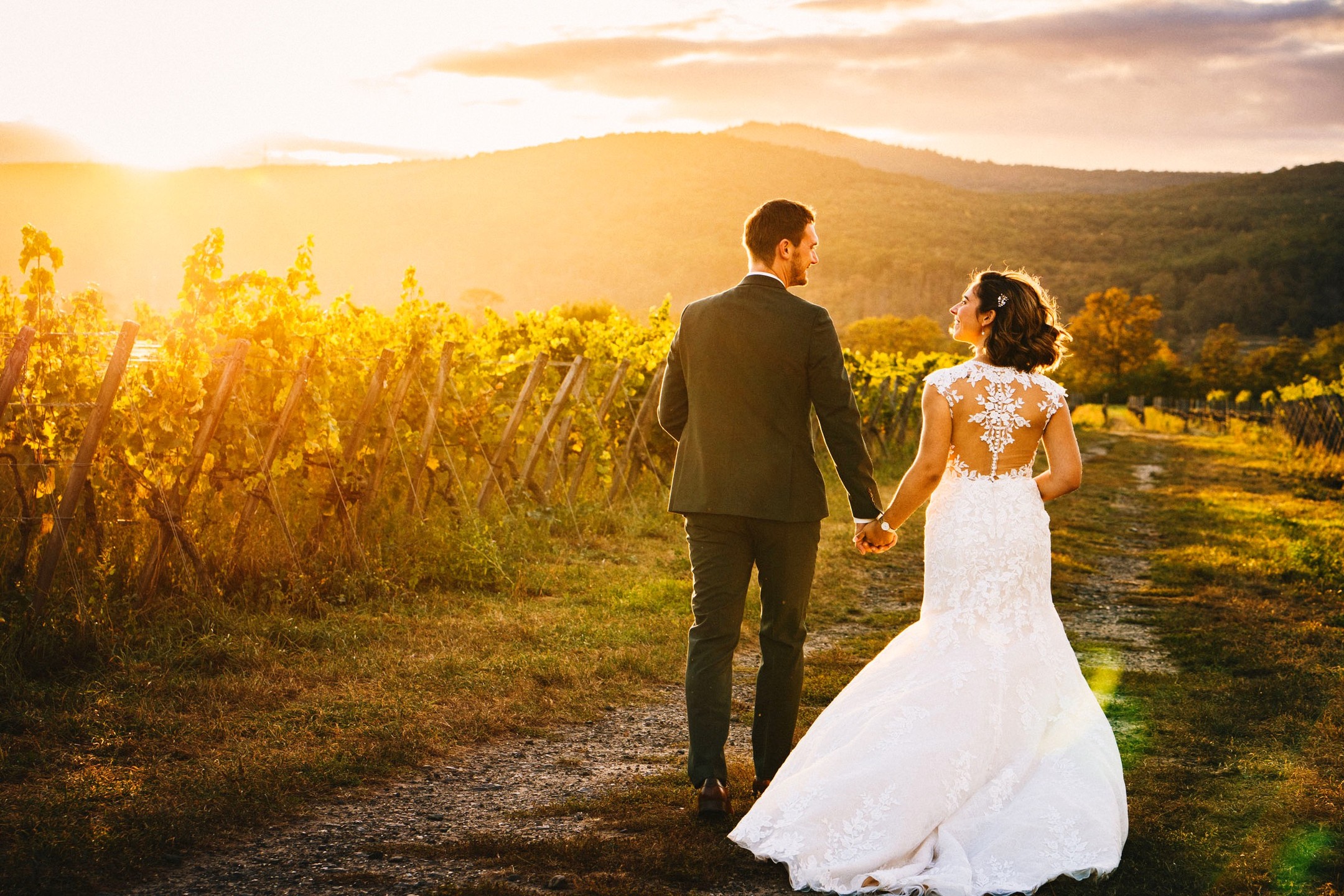 Hochzeit von Juliane & Marcel.. Sonnenuntergang über den Weinbergen..
#hochzeitsfotos #hochzeitsfotograf #hochzeitsfotografie #hochzeitsreportage #weddingpics #weddingphotography #brautpaar #brautkleid #lookslikefilm #drohnenfotografie #hochzeitsfotoswürzburg
#hochzeitsfotografwürzburg #hochzeitsfotosfrankfurt #storytelling #storytellingphotography #neustadt #weinstrasse #pfalz #sundown #sonnenuntergang #goldenhour #goldenhourphotography #goldenestunde