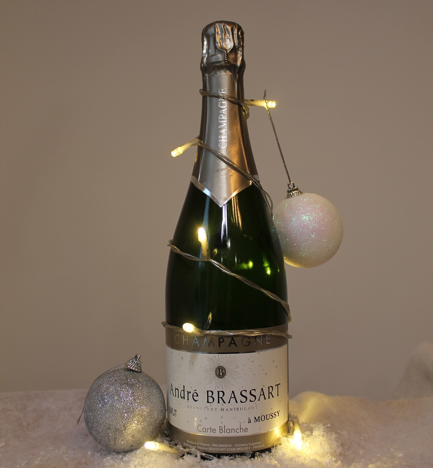 Voici la deuxième partie de l’explication de nos cuvées dans l’ordre chronologique, après Émile nous passons à son fils André Brassart qui donne son nom à la cuvée Blanc de blancs, c’est un assemblage uniquement de cépage blanc, en Champagne le cépage blanc majoritaire est le Chardonnay. Pour déguster cette cuvée rendez-vous à Moussy sur l’exploitation du Champagne Brassart, n’hésitez pas à prendre rendez-vous, cela vous assure la présence de quelqu’un sur le domaine ; ou sur notre site internet champagnebrassart.com. À votre avis, quelle sera la prochaine cuvée présentée le mois prochain ? Abonnez-vous pour ne louper aucune publication !
#champagne #champagnebrassart #blancdeblancs #génération #générationdevignerons