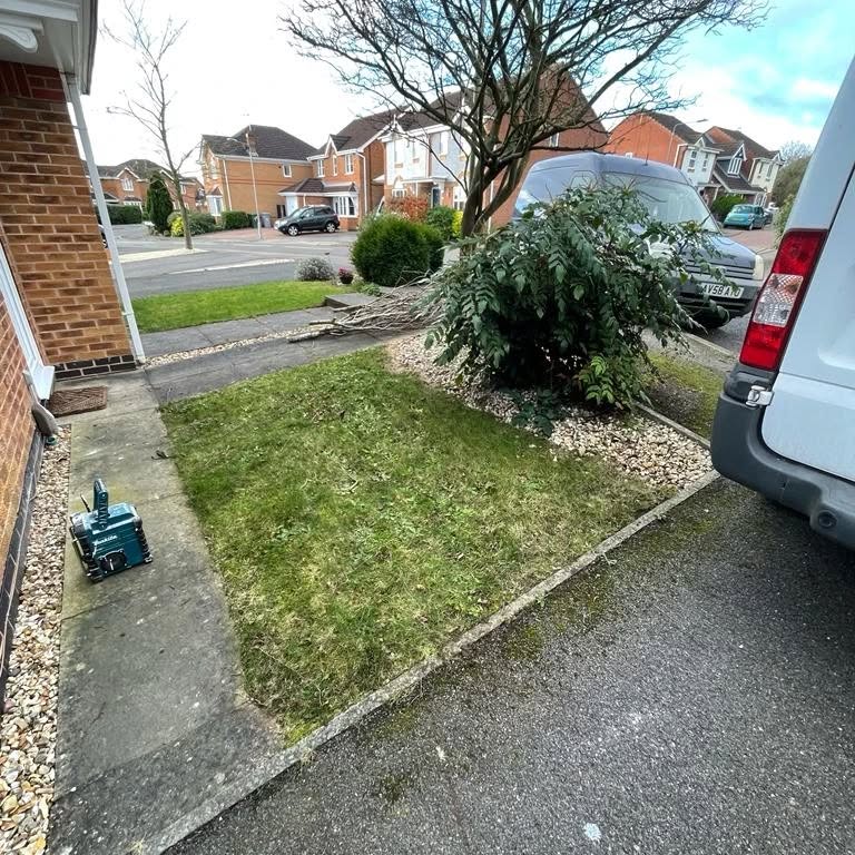 My client wanted a different look to the front of the house to make it easier to maintain. I think the golden gravel was a good choice.
Removed old grass
Weed sprayed
Membrane
Golden Gravel
.
.
.
.
.
#PritchardPropertyService
#gardener #gardenmaintenance #rainworth #paintinganddecorating #painterdecorator #painter #MansfieldDecorator #mansfieldgardener