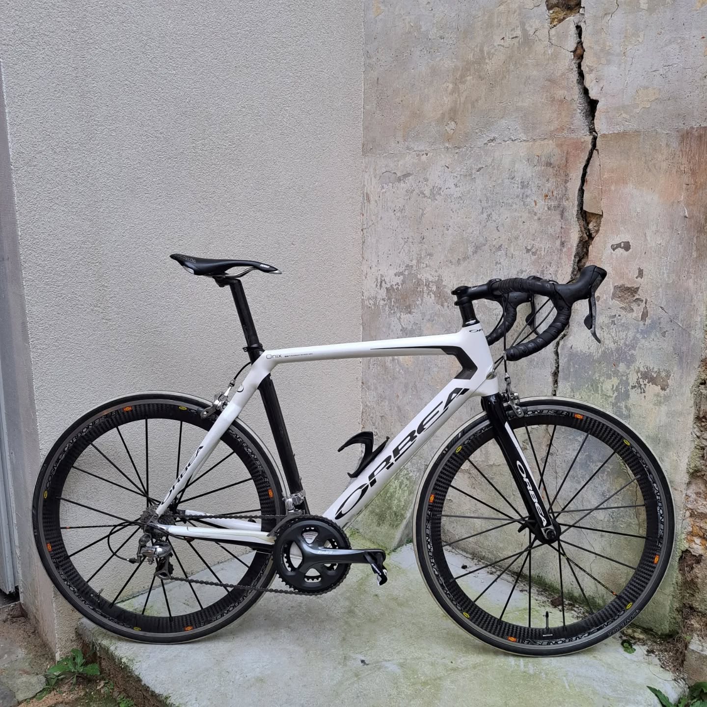 Remise en route et modifications sur mesure pour cet Orbea Onix bien équipé ✨️ Un second souffle bien mérité 👌
✅️ Remplacement de l'ancien pédalier Shimano 105 10V 52-39 par un Shimano Tiagra 10V 50-34 moderne - Le 105 10v n'étant plus produit par Shim.
✅️ Chaine et cassette neuves (105/Ultegra 10v 11-23)
✅️ Cablerie complète + gaines neuves (Freinage et passage de vitesses)
✅️ Remplacement du ruban de cintre (Prologo OneTouch Gel)
✅️ Reglage du jeu des roulements de roues
✅️ Montage d'une potence plus courte pour le confort du cycliste 🚴🏼♀️
#orbeaonix #roadbike #bikeworkshop #ateliervelo #revisionvelo #verriereslebuisson #carbonbike #velocarbone #pourmonvelo #maviccosmiccarbon #shimano105 #shimanoultegra #shimanotiagra #procomponents