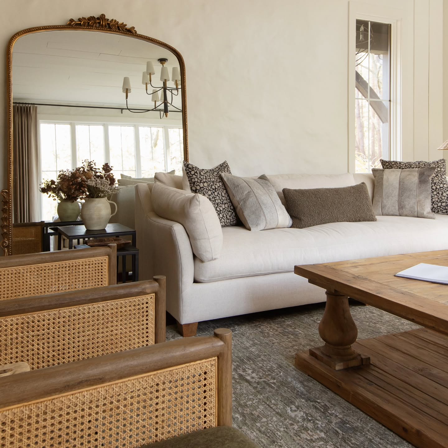 This room was made for a snow day! We choose extra deep sofas in the prettiest high-performance fabric so everyone can enjoy the space, even the littlest family members. Homes that are made to be lived in and loved on! ❤️
Design @cassieklassenhome
Photos @katieskinner.interiors
Styling @cassieklassenhome & @leighandcointeriors