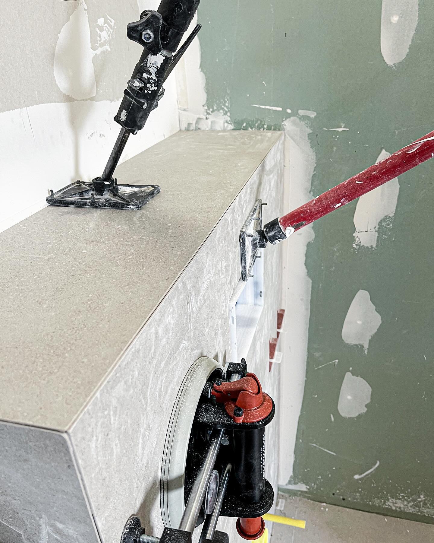 Coupe à 45 degrés pour éviter les baguettes de finitions dans les angles.
Voici le résultat sur un caisson Geberit (avant le jointage epoxy).
2JPRO est équipé et spécialisé dans ce genre de finition.