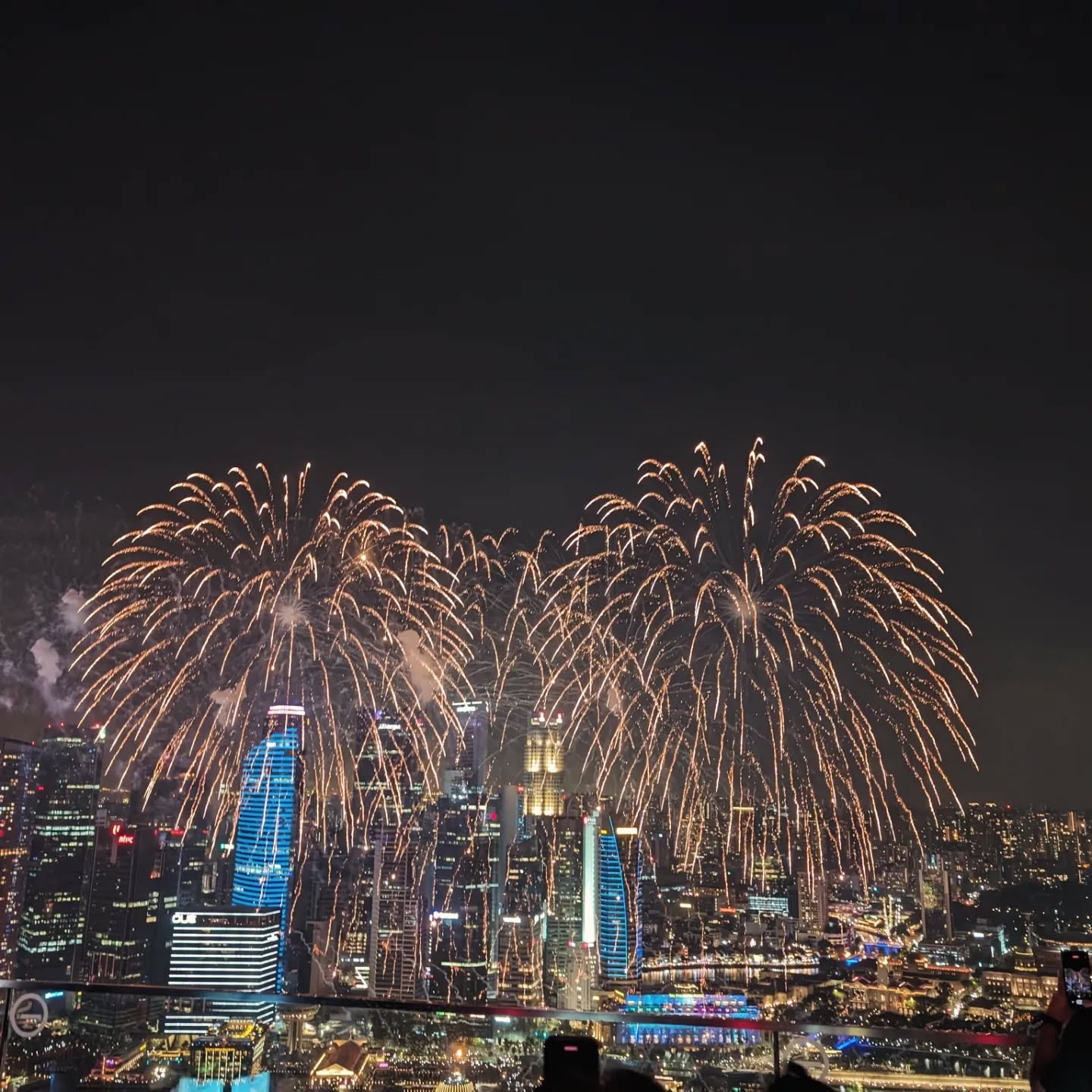 Entering 2024, 17 hours before the rest of you! #singapore🇸🇬 #marinabaysands #fireworks #fireworks💥 #newyear #newyearseve #party #celavi #celavisingapore