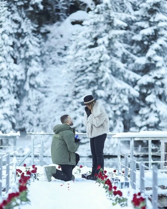 Will you marry me?✨
So enchanting moment with two beautiful persons @karimdaaboul and @chayannech 💓
_________
Moment suspendu dans le temps capturé par @emiliecabotphotography
The team.
@gillestvideaste
@peggy_n_afleurdepot
@lamalleodecos
#courchevel1850 #proposal #marryme #frenchalps #roses #neige #hiver #love #dream
#eventplaner #savoiehautesavoie #savoiemontblanc