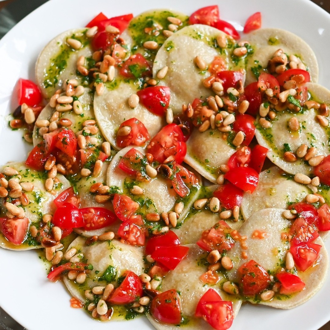 Homemade butternut squash ravioli with cherry tomatoes, toasted pine nuts & a parsley, lemon & olive oil dressing.
#homecooking #eatwellbewell #organicfood #homecook #farmersmarket #cleaneating #healthyeating #homemadefood #cooking #nutrition #freshpasta #vegetarian #marcato