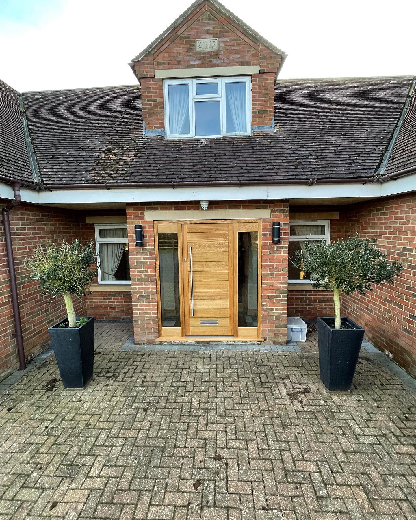 Modern replacement oak door installed today.
The new oak door was manufactured by @whelmejoinery who did a fantastic job.
Swipe for before photo ⏩️➡️⏩️
#frontdoor #oakdoor #moderndoor #oak #grandentrance #joinery #joiner #modernliving #ashwoodkitchens