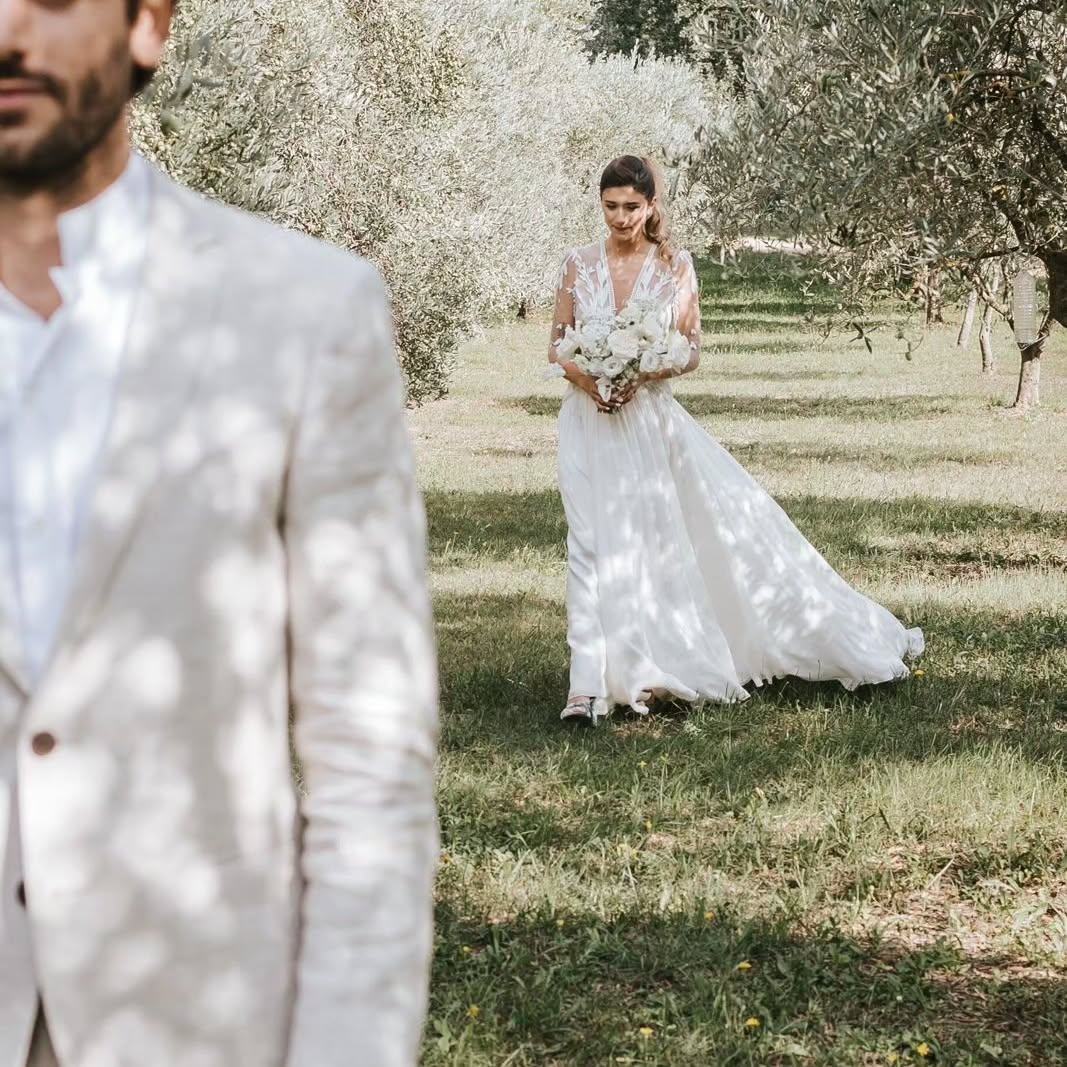 L’importance du premier regard… 😍 A&O ont choisi le champ d’oliviers pour se découvrir avant leur mariage… quelle émotion intense !
The importance of the first look... A&O chose the olive grove to discover each other before their wedding... what an intense emotion !
Photographe @elielle.fr
Lieu @domainedevalbonne
Wedding planner et designer @justinegala.wp
Traiteur @maison_nans
Videaste @lafilleencombi
Musique @luxury_harmony_events
Coiffure @mmehair
Make up @isabeauty_makeup
Décoration et chaises @audrey_unjourparticulier
Fleurs @maison_velvet_fleurs
Robe @margauxtardits
Mobilier @raimamenestra
#weddingday #weddinginspiration #weddingprovence #modernwedding #weddingdecor #modernbride #couplegoal #southoffrance #olivetree #olivier
#firstlook #domainedevalbonne #gard #occitanie #provenceoccitane #provencewedding #saintpauletdecaisson