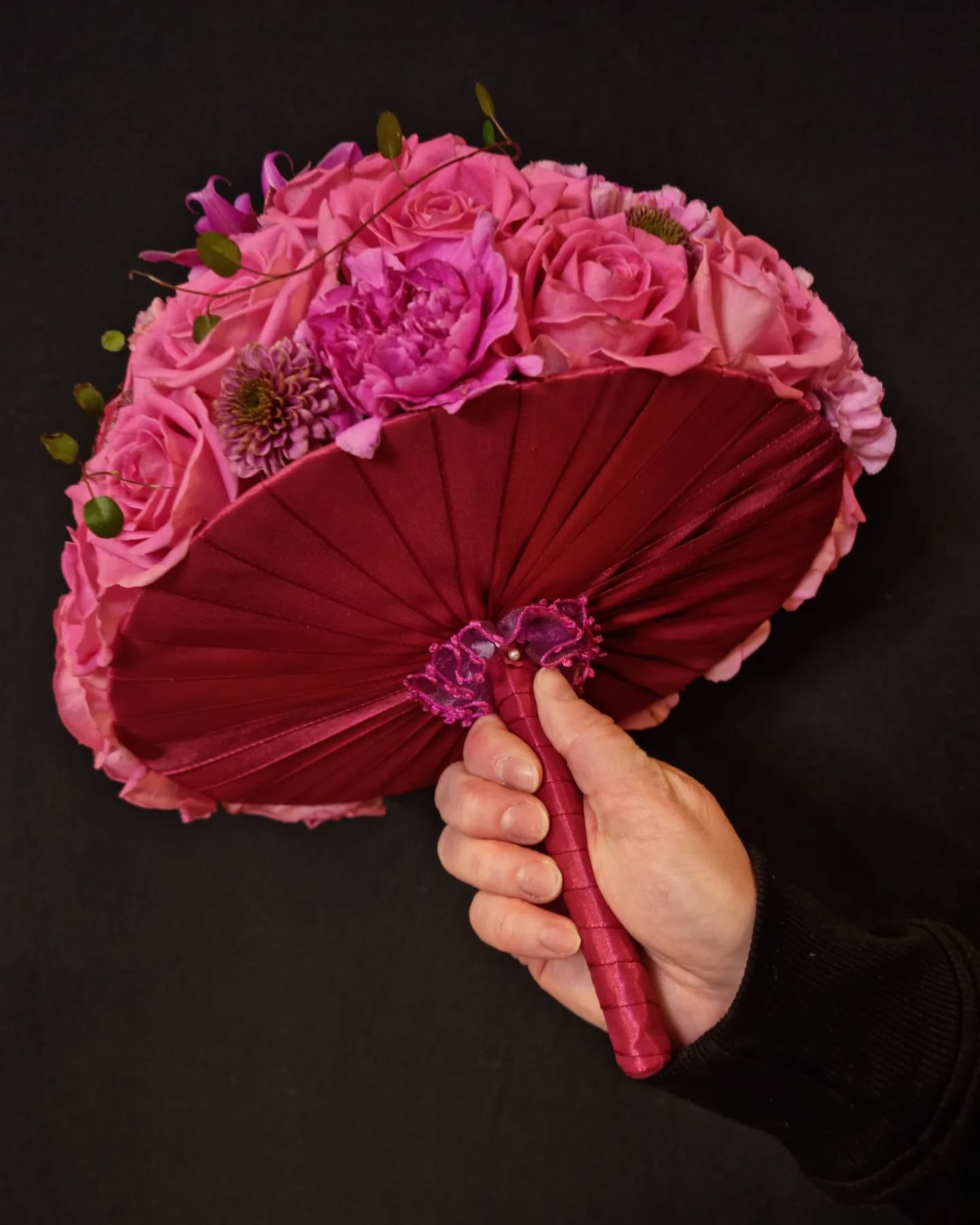 #ahlmanfloristi lla alkaa olemaan hallussa perinteiset morsiuskimput 😍 vai mitä mieltä olette 😀
Ensi viikon perjantaina floristiopiskelijat sitovat morsiuskimput Juhlakirsikan järjestämään Ideaparkin 27.1. Häätapahtumaan!!
#floristiopiskelija #bridalbouquet #morsiuskimppu #craftsmanship @ahlmanedu @ahlmanviherjakukka #käsityötaito #opiskelefloristiksi
@juhlakirsikka @huiskulahilverdatampere