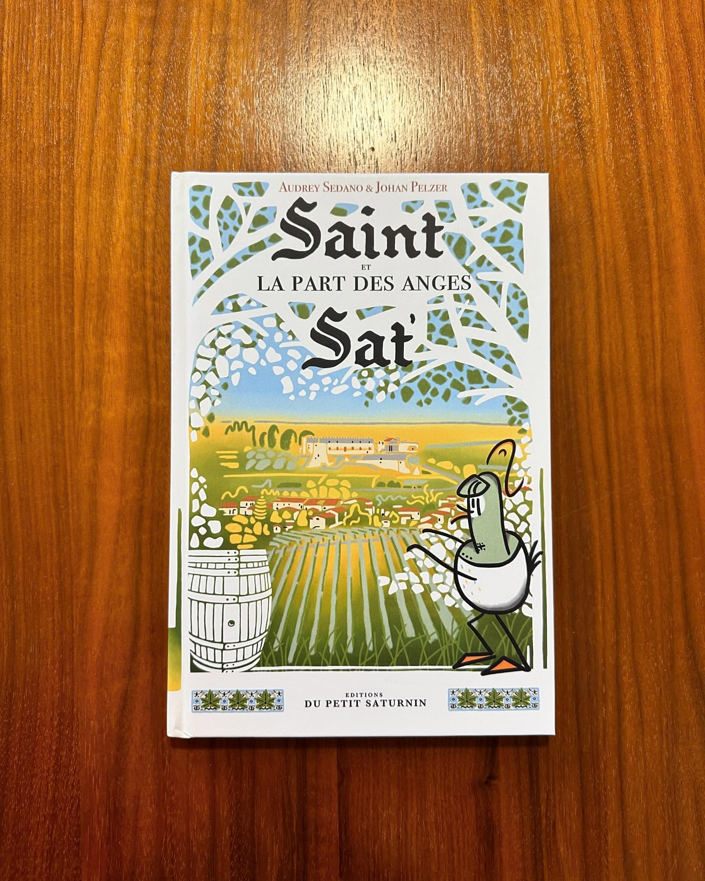 Lundi prochain sort le tome 3 des aventures de notre Chevalier Canard : Saint Sat’ et la part des anges !!!
Audrey Sedano et Johan Pelzer vous embarquent dans un polar dans les vignes cognaçaises. Descendez avec eux le fleuve Charente !
Rendez vous lundi pour le lancement à @grandcognac
Et dès jeudi au festival @bdangouleme sur notre stand en N41 dans la Bulle du Nouveau Monde et à la galerie @showroom57.angouleme et le dimanche (10h-12h) au quartier jeunesse avec la librairie de la @cite_de_la_bande_dessinee !
Vous pouvez d’ores et déjà commander la bd sur notre site internet www.editionspetitsaturnin.com
@patrimoine.augmente @campus.magelis #bd #bdjeunesse #saintsat #editionspetitsaturnin #bandedessinee #cognac #charente #patrimoine #audreysedano #festivalbdangouleme2024 #fibd2024