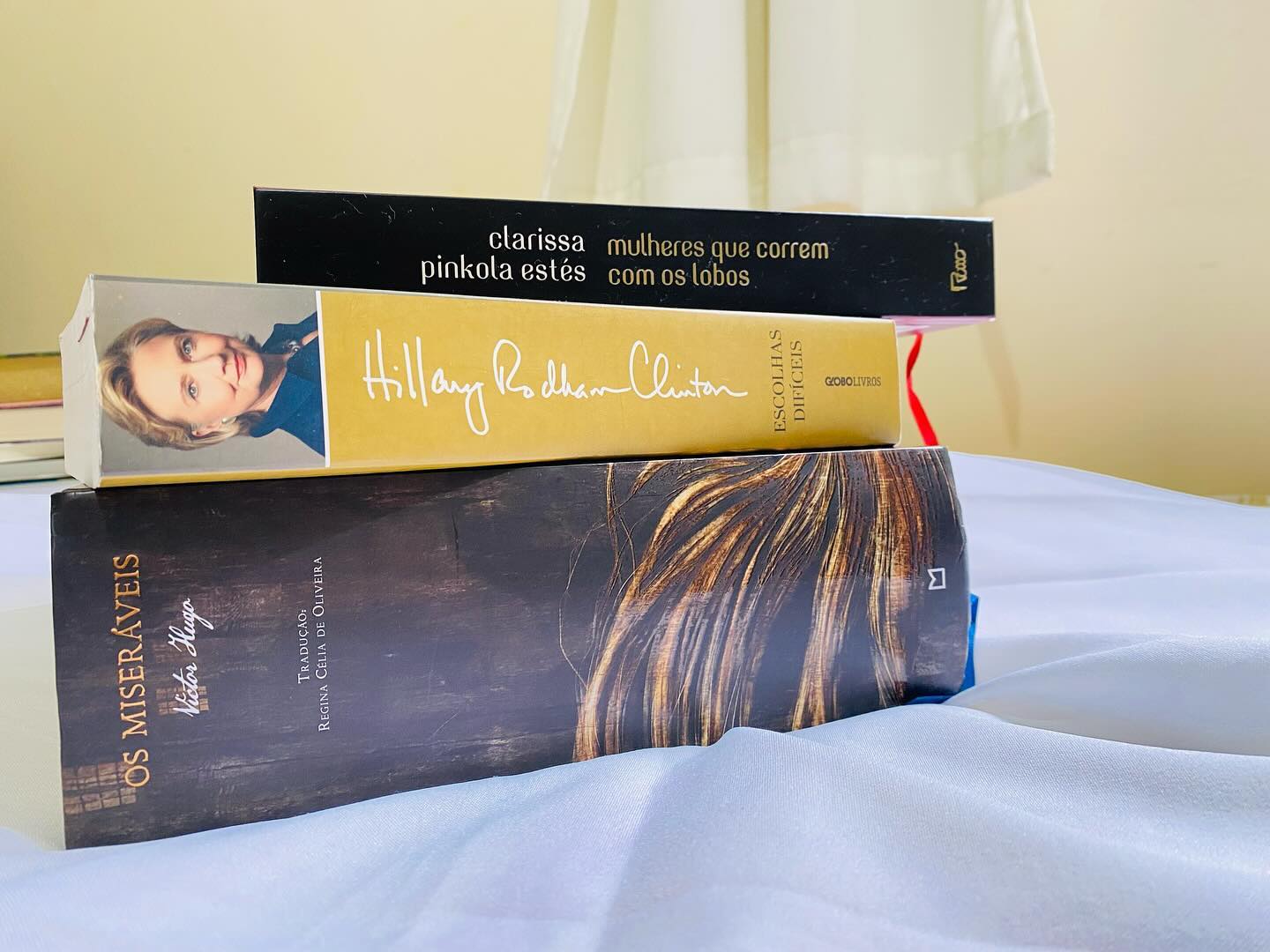 ✨METAS DE LEITURA PARA 2024✨
Quando você começa a montar a sua meta de leitura para o próximo ano, você percebe que não adianta colocar 20 livros como meta, não pelo menos se o seu trabalho for ler somente livros. Você tem uma vida fora disso, tem que conciliar a leitura com trabalho, estudo, vida social e outras coisas, então vamos ser realistas?
Para esse ano, eu priorizei três livros que estão encalhados há tanto tempo que já estou com pena de mim kkkkkkk Sinto que vou ter que começar a ler desde o começo para absorver a história melhor.🙃
Além dessas três obras-primas, esse ano vou priorizar mais livros de biografia, no ano passado gostei muito dos livros que li e quero continuar.
#leituras #resenhas #2024 #metasde2024 #resenhasliterárias #encalhados #booklover #bookinstagram #osmiseraveis #mulheresquecorremcomoslobos #escolhasdificeis