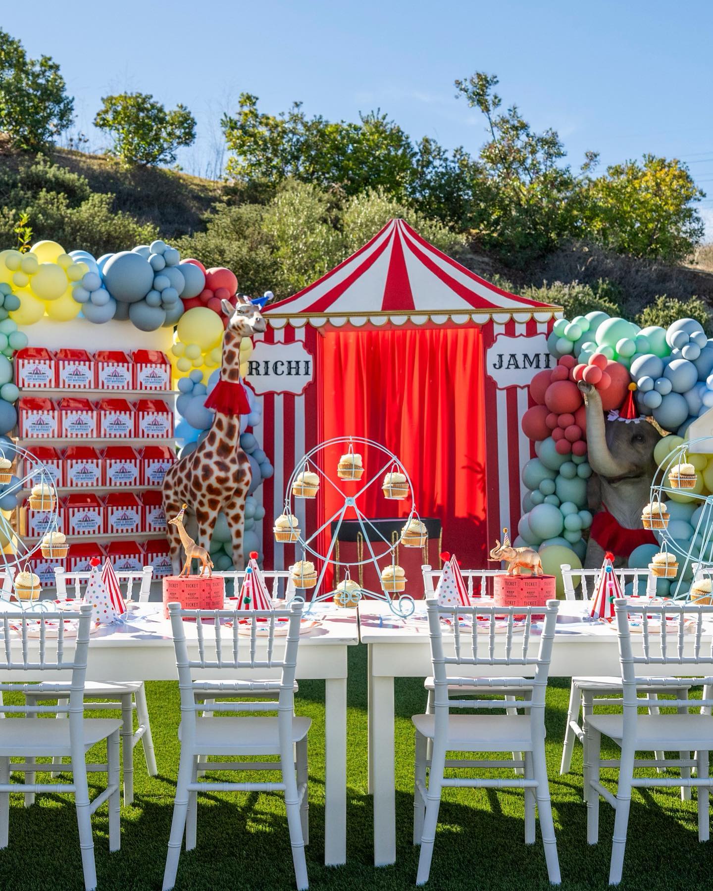 Step Right Up! 🎟️ The kids table is where all the fun’s at 🎪🎡🧁