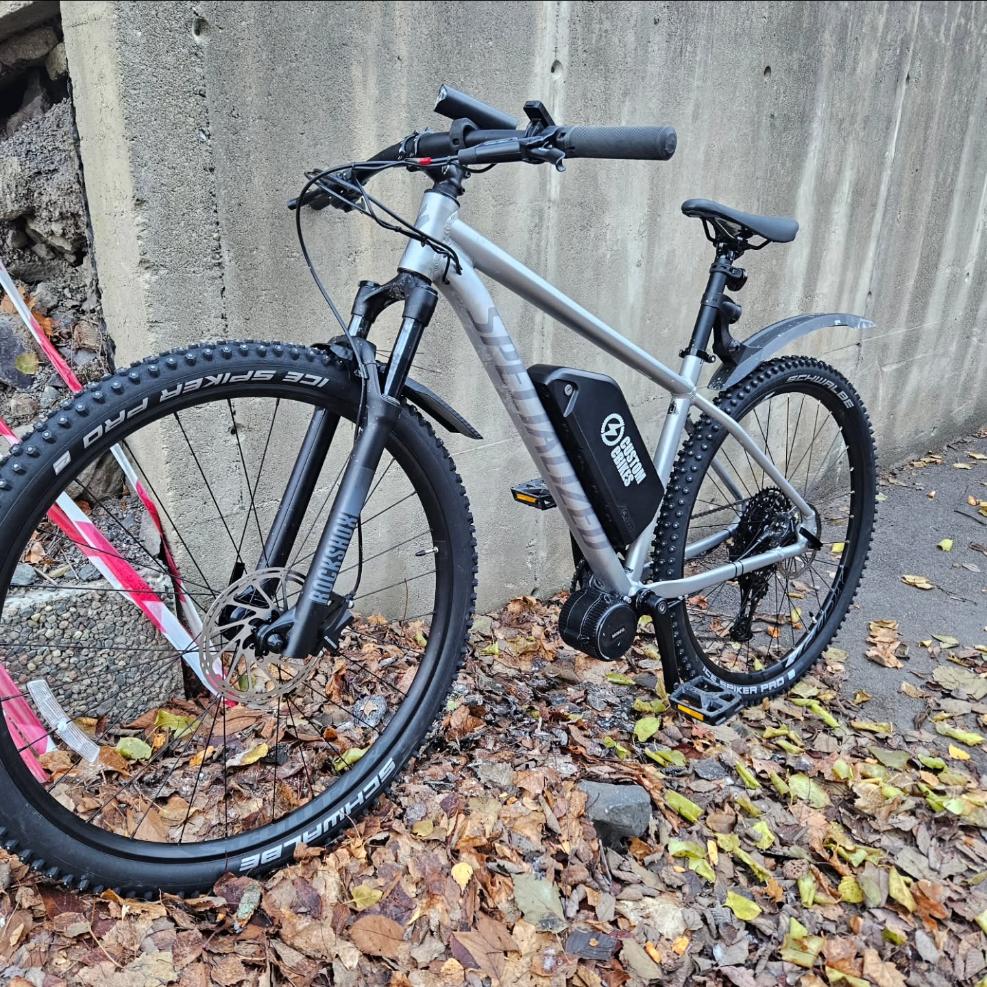 En av sommer /høsten 2023s prosjekter
ny Specialized med skjult kabling
#specialized
#customebikes.no #customebikes #customelectricbikes #fulldemper #elsykkelkonverting #bafang #bafangmotor #ebikes #elsykkel #elsykkelkit