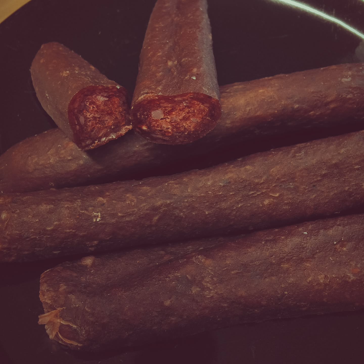 Die Hauswürste sind getrocknet. Wer will probieren? Ein Pack a 4 Stück für CHF 10.00
#brandeija #hauswürste #essen #soguet