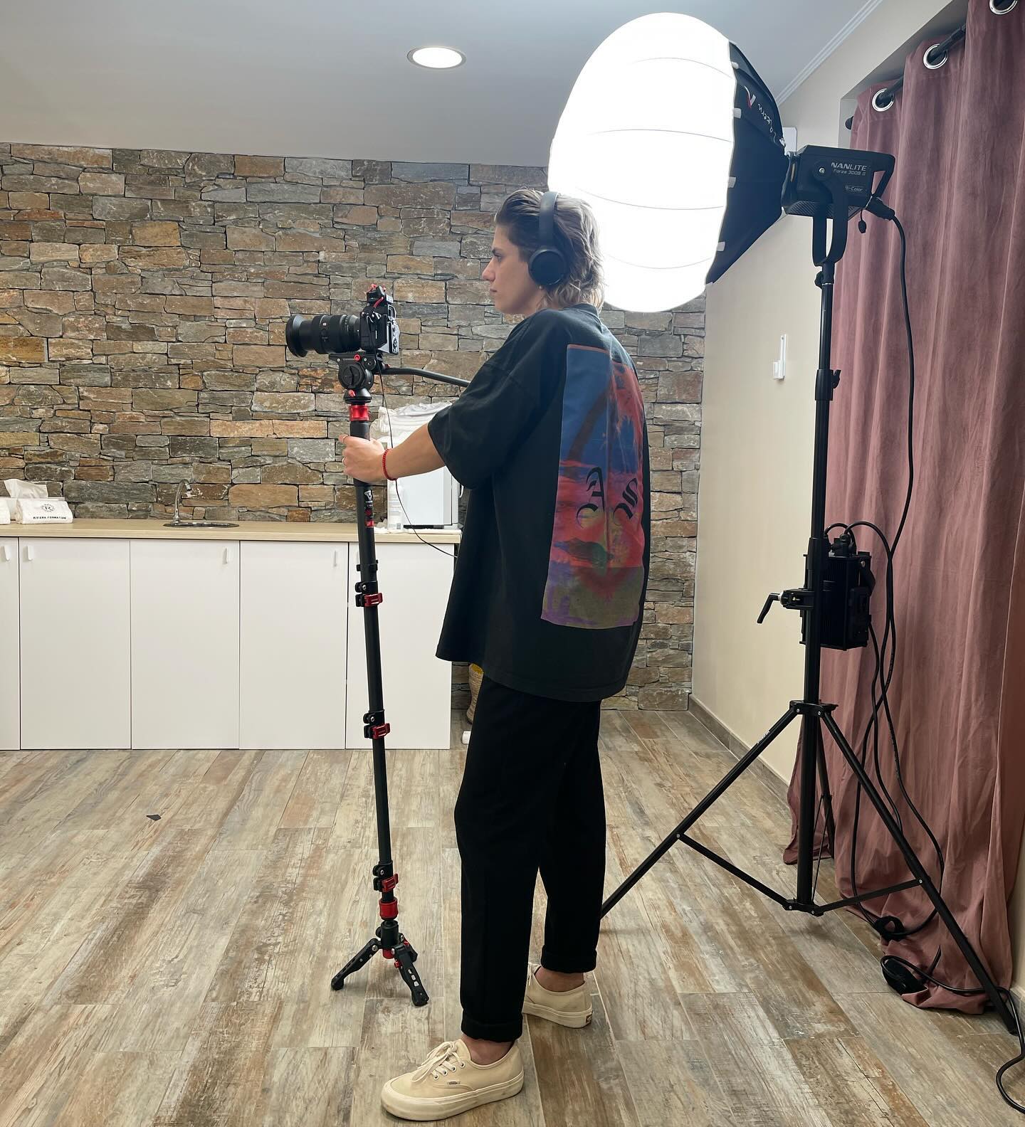 Ça tourne ! 🎥
Retour sur cette superbe semaine de tournage pour @rivieraformation, un centre de formation esthétique situé à Roquebrune sur Argens !
Merci à Amelie, Nolan et leur équipe de @rivieraformation ainsi qu’à Laura de @esterelcommunication pour votre confiance 🙏🏻
#landyproduction #video #videaste #filmmaker #photo #formation #formationprofessionnelle #esthetic #contenu #createurcontenu #esthetique #backstagevideo #backstagestudio