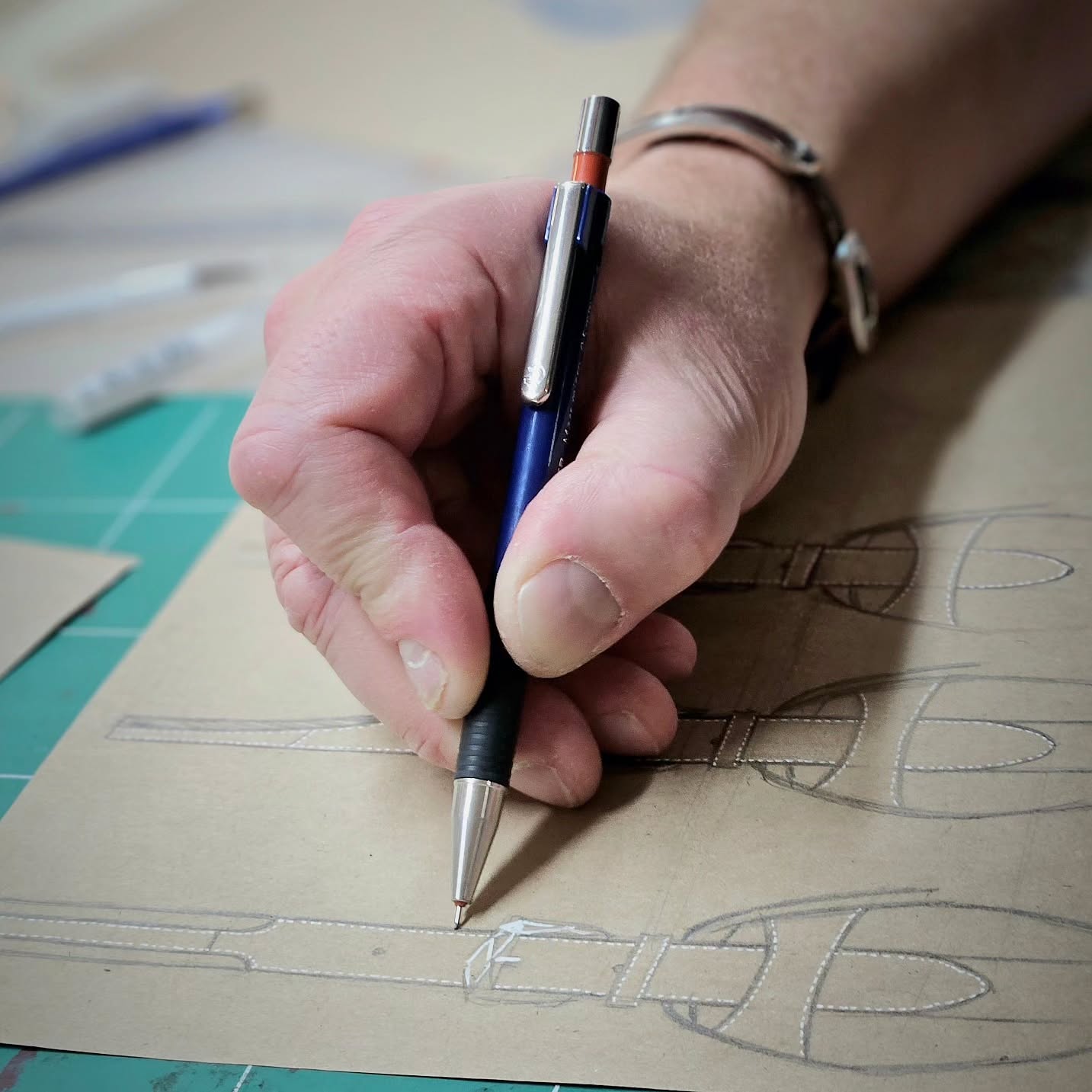 Les premiers coups de crayon émergents d'une inspiration et d'un projet ambitieux.
#prouesbydavidhanna #croquis #inspiration #directeurartistique #design #leatherbag #projet #newbag #fabrication #creative #fashion ##mof #innovation #metiersdart #hautemaroquinerie