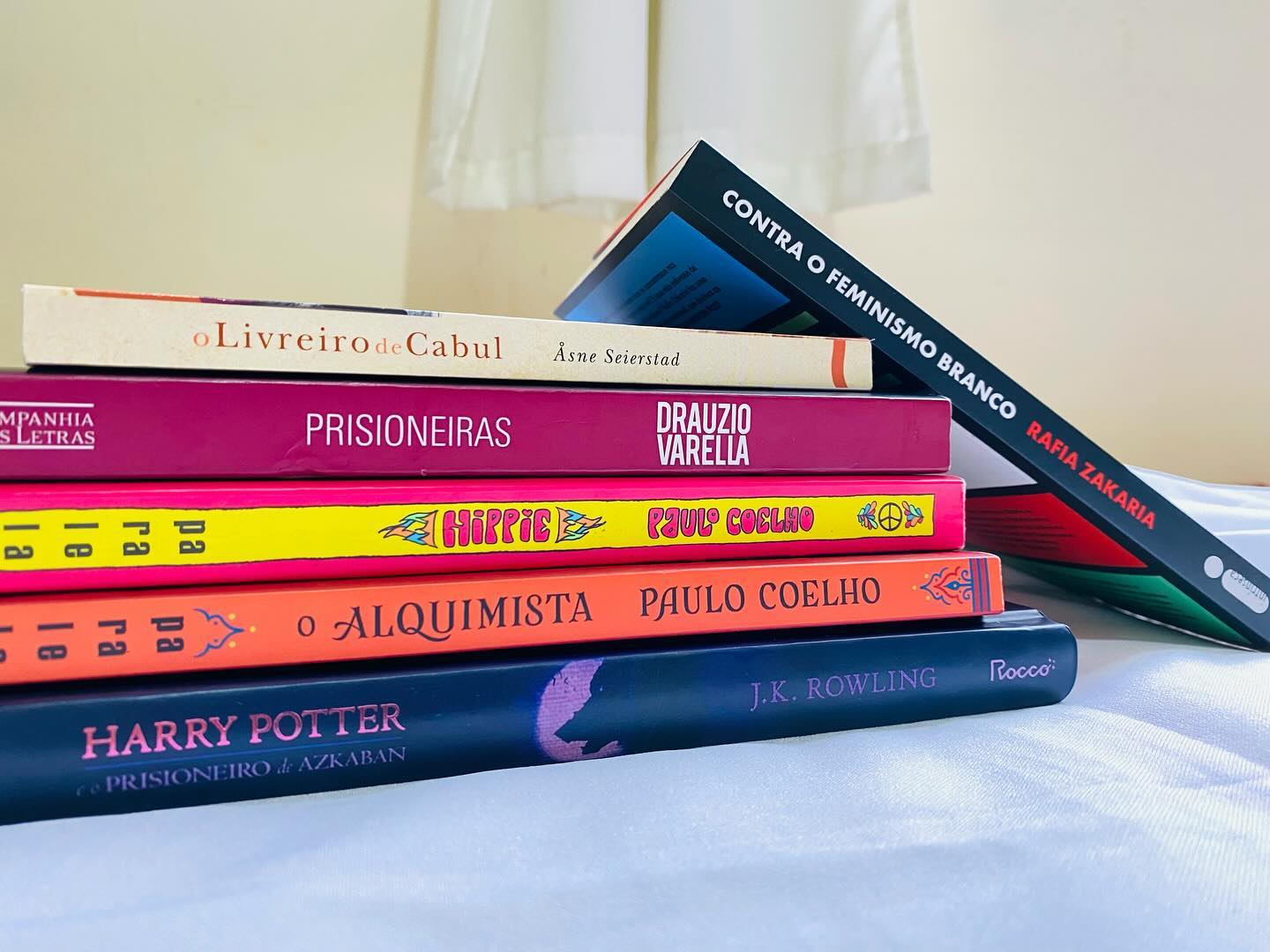 🌿TOP 6 DE 2023✨
📖Para que top 5 se eu posso ter um 6? ☺️Esses livros foram os meus preferidos de 2023, fizeram uma grande surpresa no meu ano. Tive a experiência de refletir e me emocionar com cada um deles.🌿✨😌
📖PRISIONEIRAS - Drauzio Varella - ⭐️⭐️⭐️⭐️⭐️
📖HIPPIE - Paulo Coelho - ⭐️⭐️⭐️⭐️⭐️
📖O ALQUIMISTA - Paulo Coelho - ⭐️⭐️⭐️⭐️⭐️
📖HARRY POTTER E O PRISIONEIRO DE AZKABAN - J. K. Rowling - ⭐️⭐️⭐️⭐️⭐️
📖CONTRA O FEMINISMO BRANCO - Rafia Zakaria - ⭐️⭐️⭐️⭐️⭐️
📖O LIVREIRO DE CABUL - Asne Seierstad - ⭐️⭐️⭐️⭐️⭐️
✨🌿Nunca será como ler pela primeira vez.😢🥺
#leiturasde2023 #2023 #top6 #bookstagram #livroseleituras📚📖 #prisioneiras #hippie #paulocoelho #oalquimista #harrypotter #harrypottereoprisioneirodeazkaban #contraofeminismobranco #livreirodecabul #biografia #fantasia #romance #socioemocional #sociologia