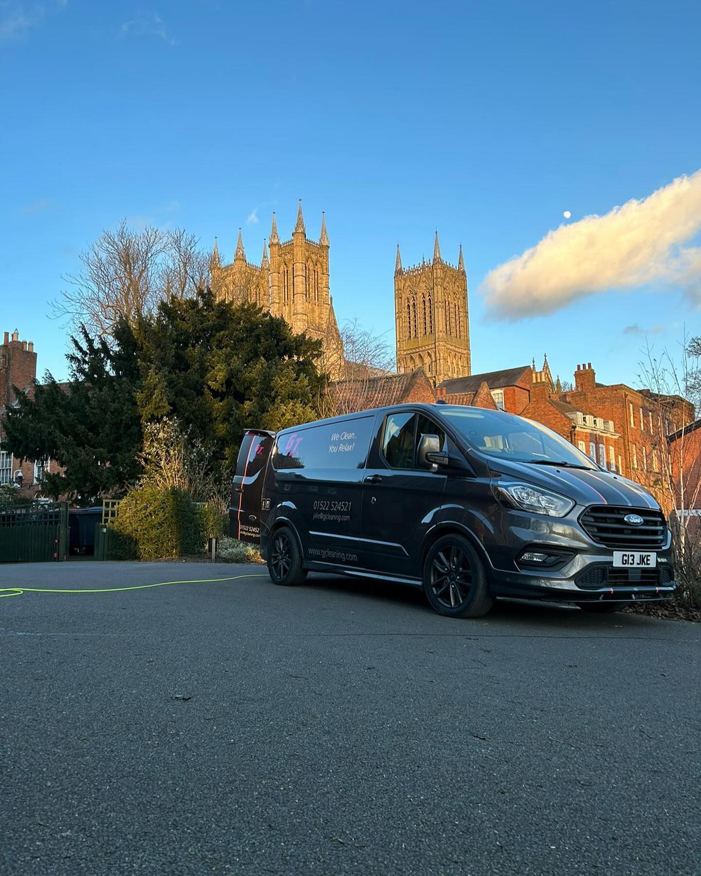 Cleaning this incredible property with a stunning view makes Monday all the better 💯🤩