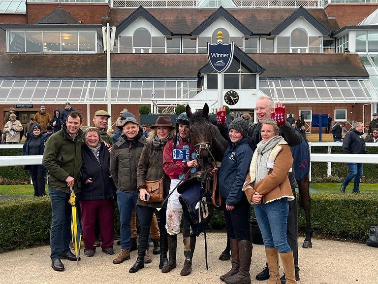 A fantastic day @newburyracecourse. 🩵Gaye Legacy🩵 put up another ultra tough display to win the Mares’ Handicap Hurdle under a brilliant ride from @benposte89 she’s all heart. Great to have so many members of @ctdracing there to celebrate her. WELL DONE to @marniedavieseventing who rides her at home. 💚Navajo Indy💚ran a cracker 🥈 in the Maiden Hurdle (Div1) under @caoilin_quinn1 Well done team #tomsymondsracing #teamsymonds #newburyracecourse #syndicates #dasoncourt #redmillshorsefeeds #gundoggin