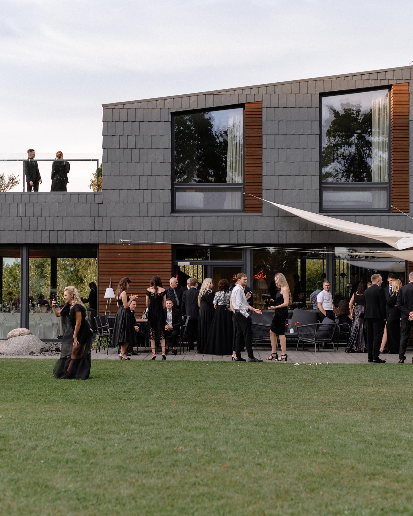 Atrinkti dešimt nuotraukų, kurios atspindi visą vestuvių dieną atrodo tiesiog neįmanoma 😅 Kiekviena detalė, akimirka svarbi, papildo viena kitą ir pasakoja istoriją. Dianos ir Vitalijaus šventė buvo tokia emociškai spalvinga ir gyli, tikrai dar ne vienu postu norėsis pasidalinti ❤️