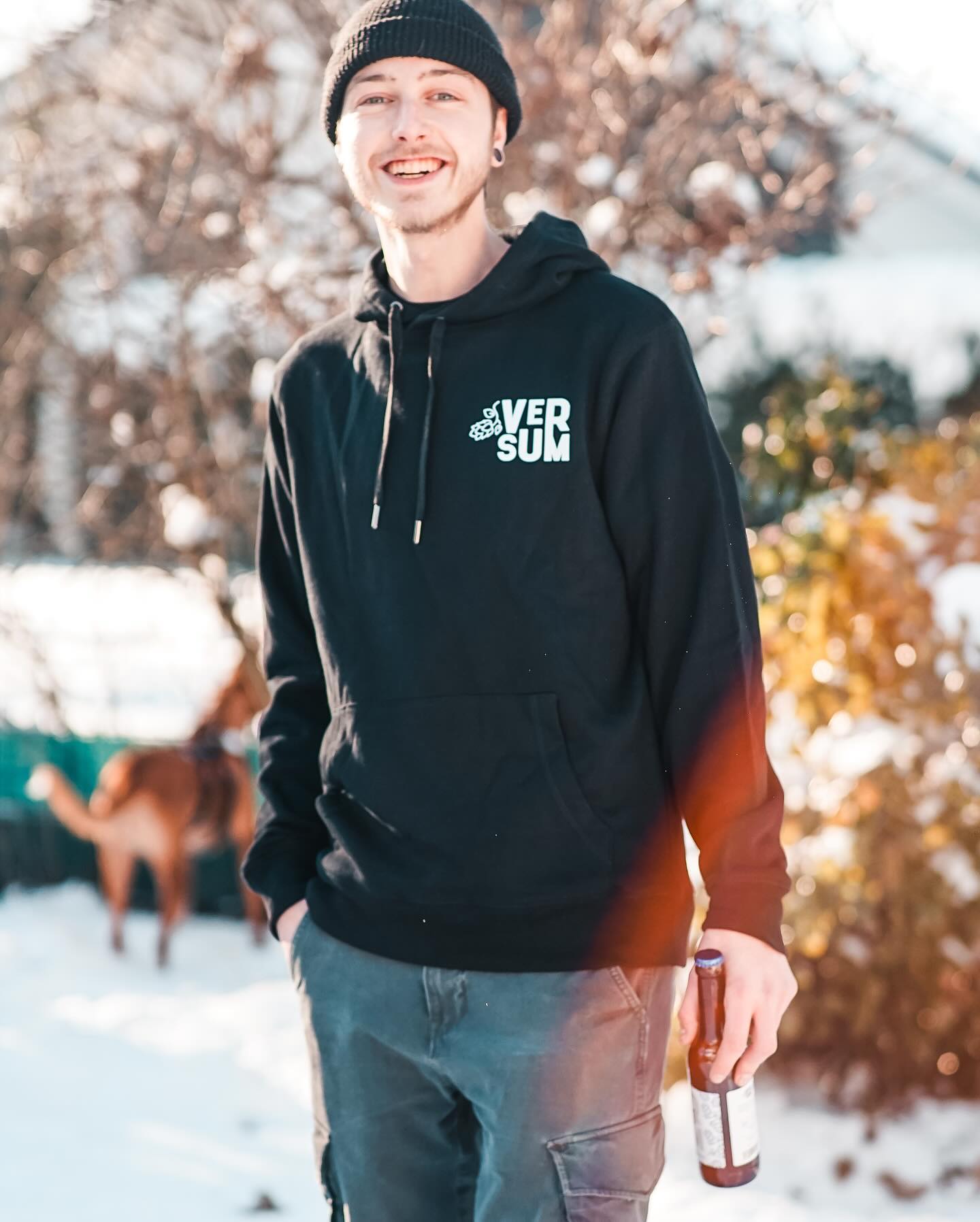 Schnapp dir jetzt schnell einen limitierten VerSum Hoodie - solange der Vorrat reicht! 🙌🏻 45€/Stk
Einfach per E-Mail bestellen: info@brauerei-versum.de
Hast du deinen schon?! 🍺