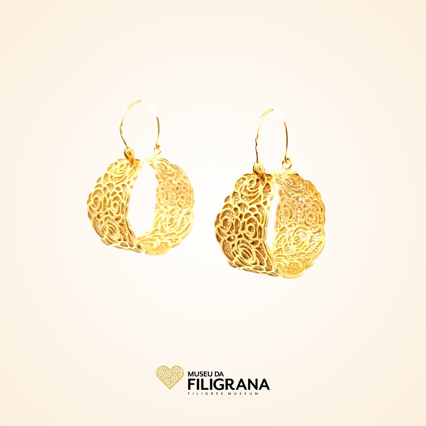 Anselmo 1910 apresenta na loja do Museu da Filigrana os brincos de filigrana em prata dourada.
Presenting at The Filigree Museum Store the gold plated sterlinhg silver filigree earrings.
#brincos #pratadourada #filigrana #argolas #tradicional #portugal #earrings #goldplatedsilver #filigree #hoops #traditional