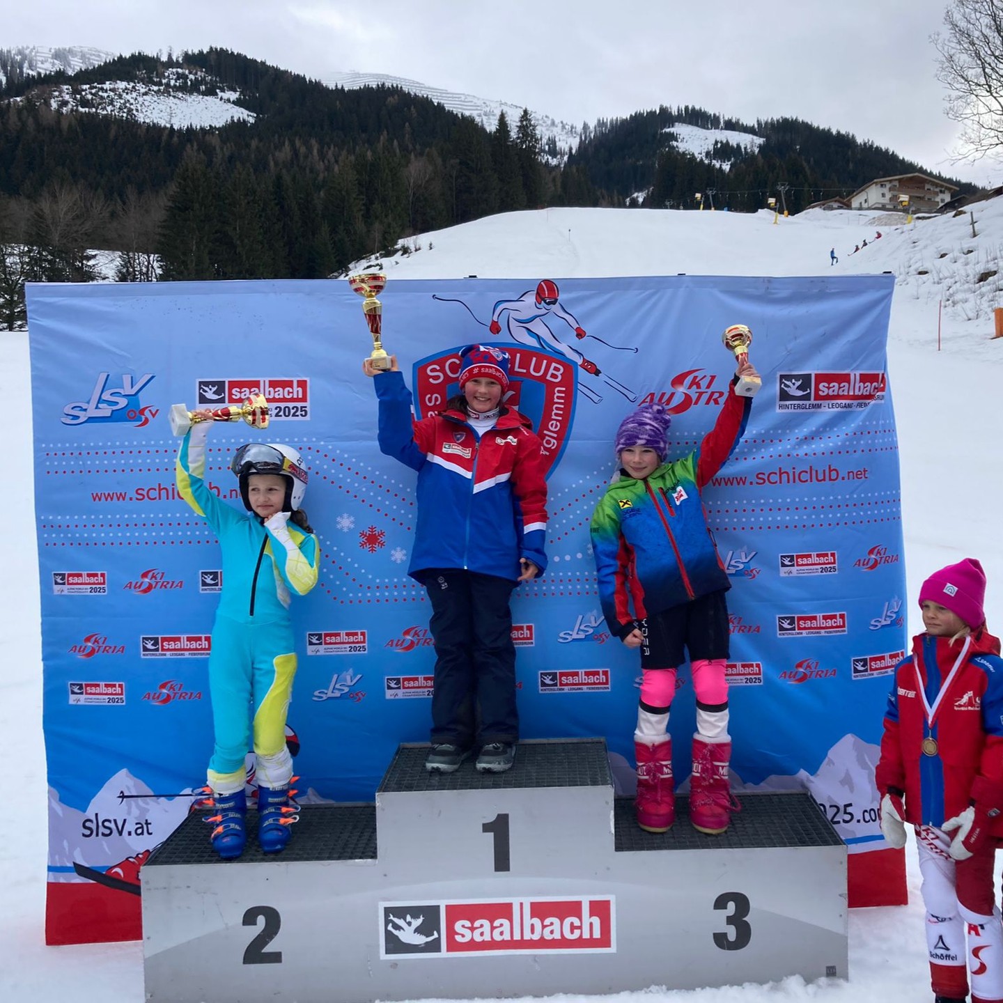 Slalom in Hinterglemm am Mitteregglift
🥇Lena Maier, Sophie Schachner, Elisabeth Gensbichler, Felix Maier
🥈Felix Hofer-Auernigg, Johanna Hasenauer
🥉Maxi Hasenauer, Felix Steger, Stefan Panholzer,
4️⃣ Elias Pichler, Laurenz Bittermann
#abräumer #nachwuchs #schiclubsaalbachhinterglemm #mitteregglift #skifahrenmachtspass